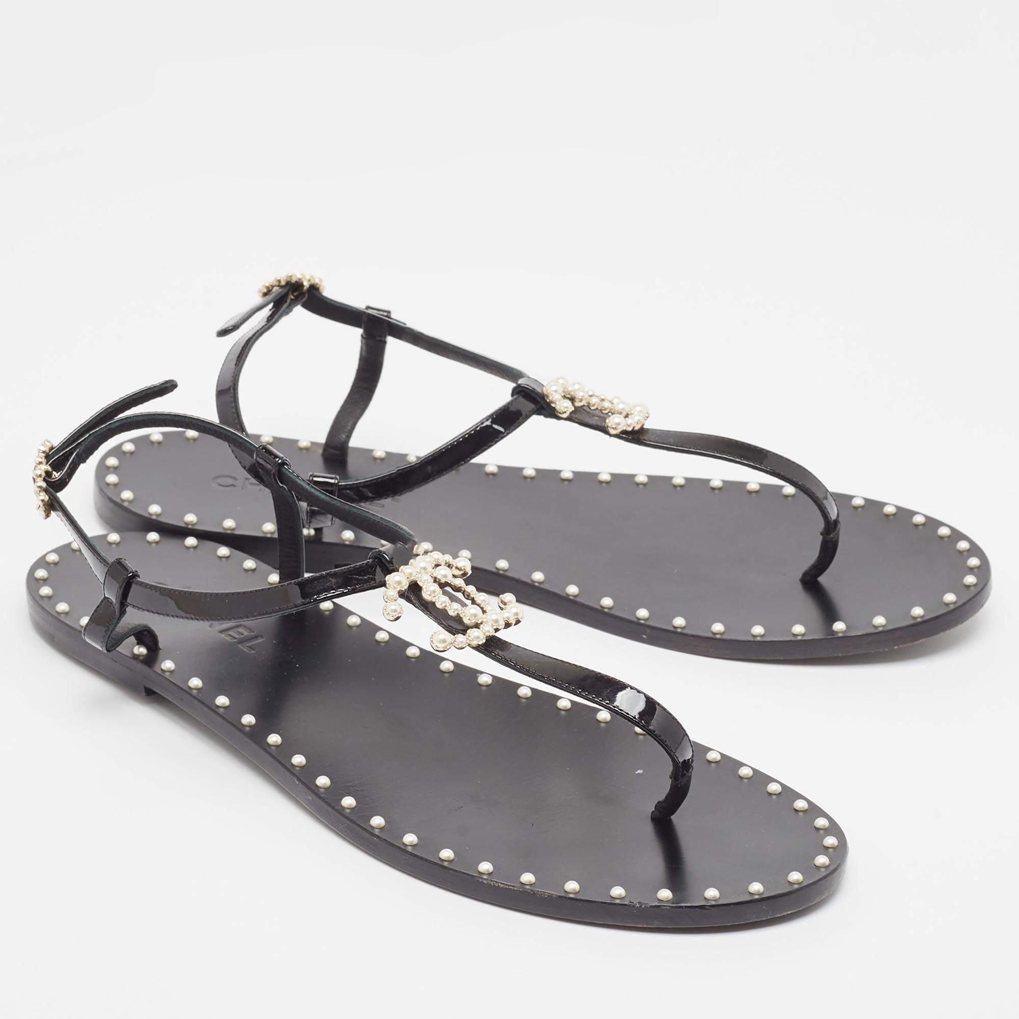 Chanel Black Patent Leather CC Pearl Embellished Thong Flats Size 42 In Good Condition For Sale In Dubai, Al Qouz 2