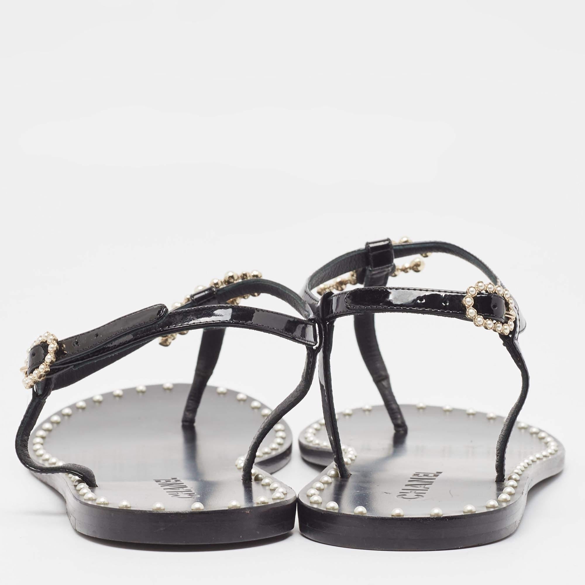 Chanel Black Patent Leather CC Pearl Embellished Thong Flats Size 42 For Sale 1