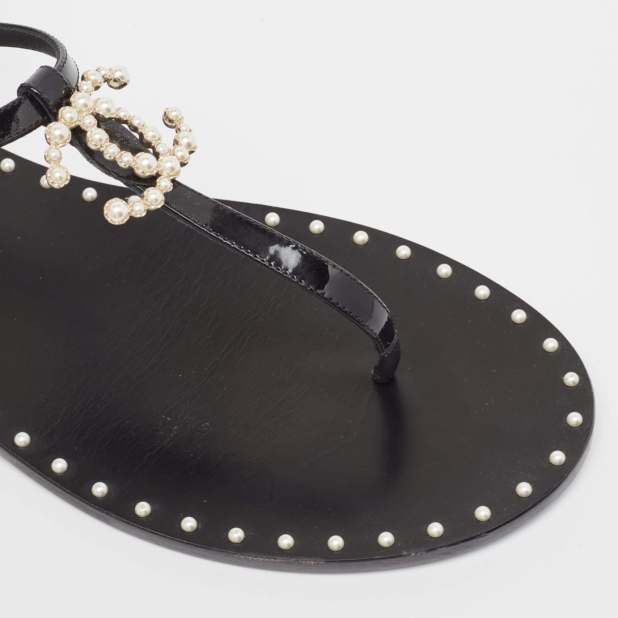 Chanel Black Patent Leather CC Pearl Embellished Thong Flats Size 42 For Sale 3