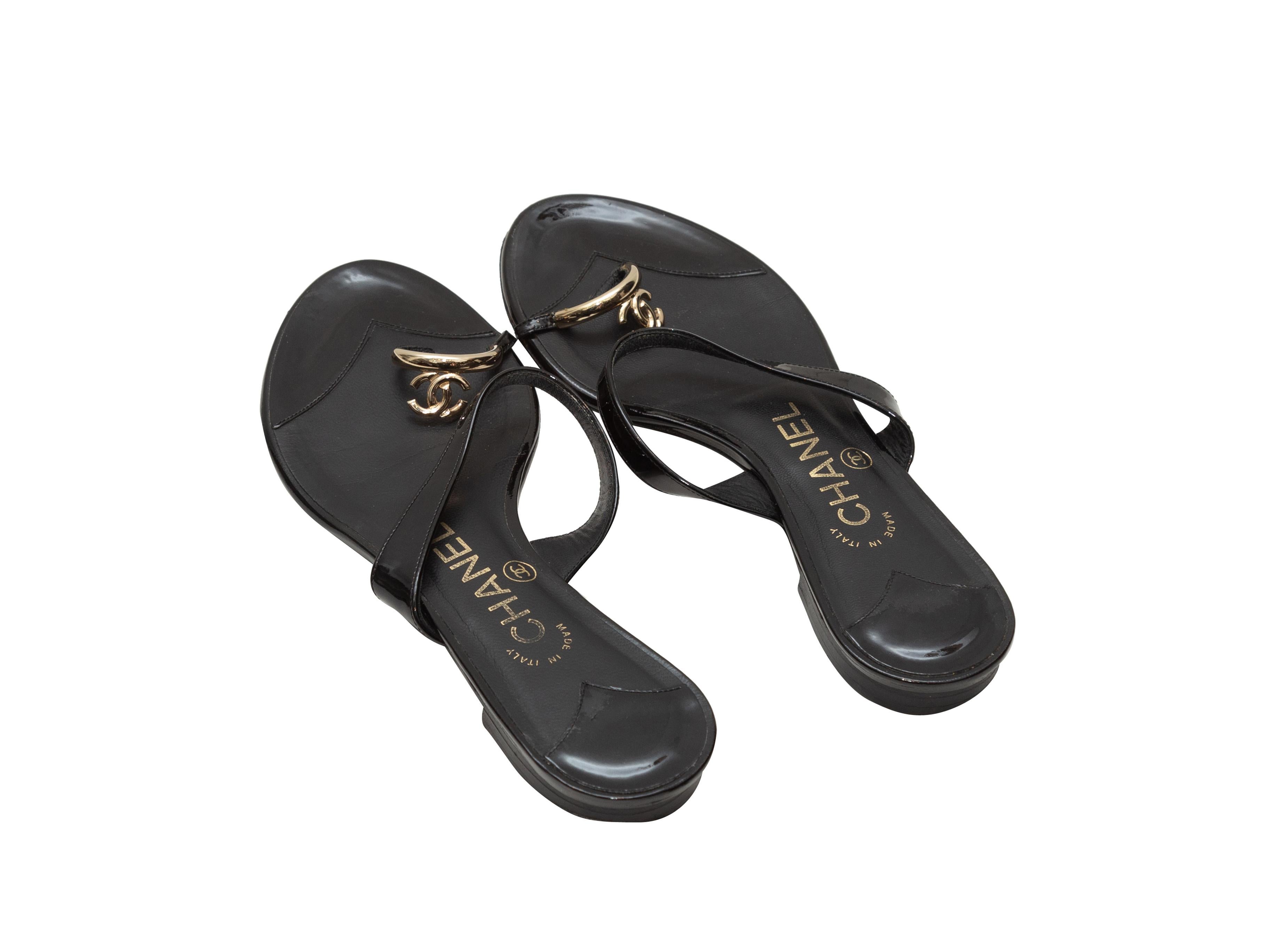 Chanel Black Patent Leather CC Sandals In Good Condition In New York, NY