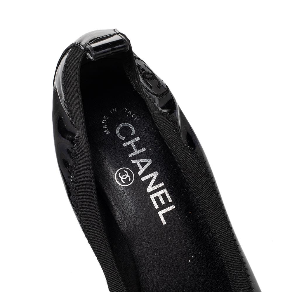 Chanel Black Patent Leather CC Scrunch Block Heel Pumps Size 38 In Good Condition In Dubai, Al Qouz 2