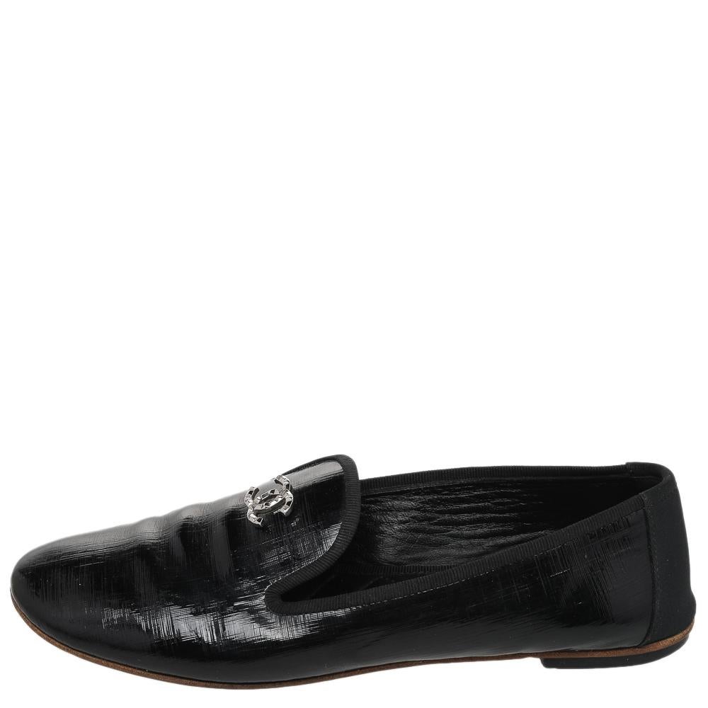 Ring in comfort and style together with these black patent leather Chanel round-toe smoking slippers. They feature the interlocking CC on the uppers and tonal trim around the top line and counters. Quilted leather insoles complete this lovely pair.