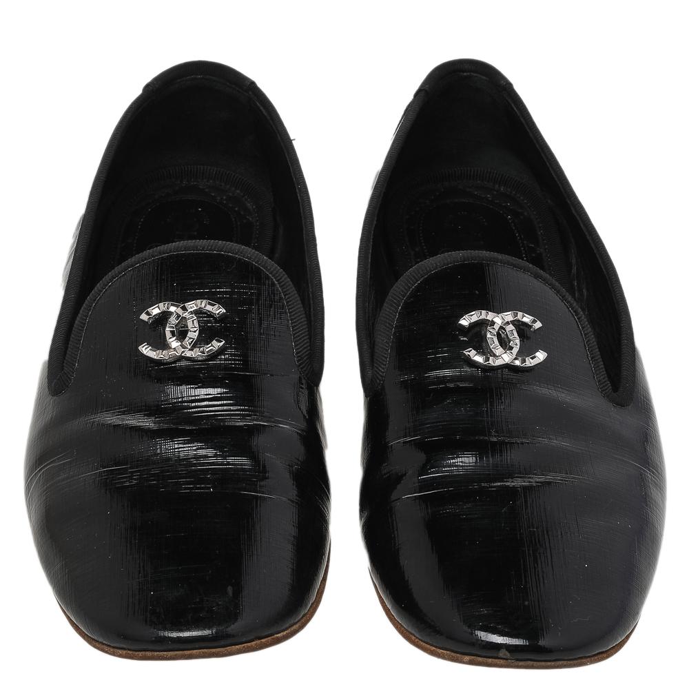 Chanel Black Patent Leather CC Smoking Slippers Size 37.5 In Good Condition In Dubai, Al Qouz 2