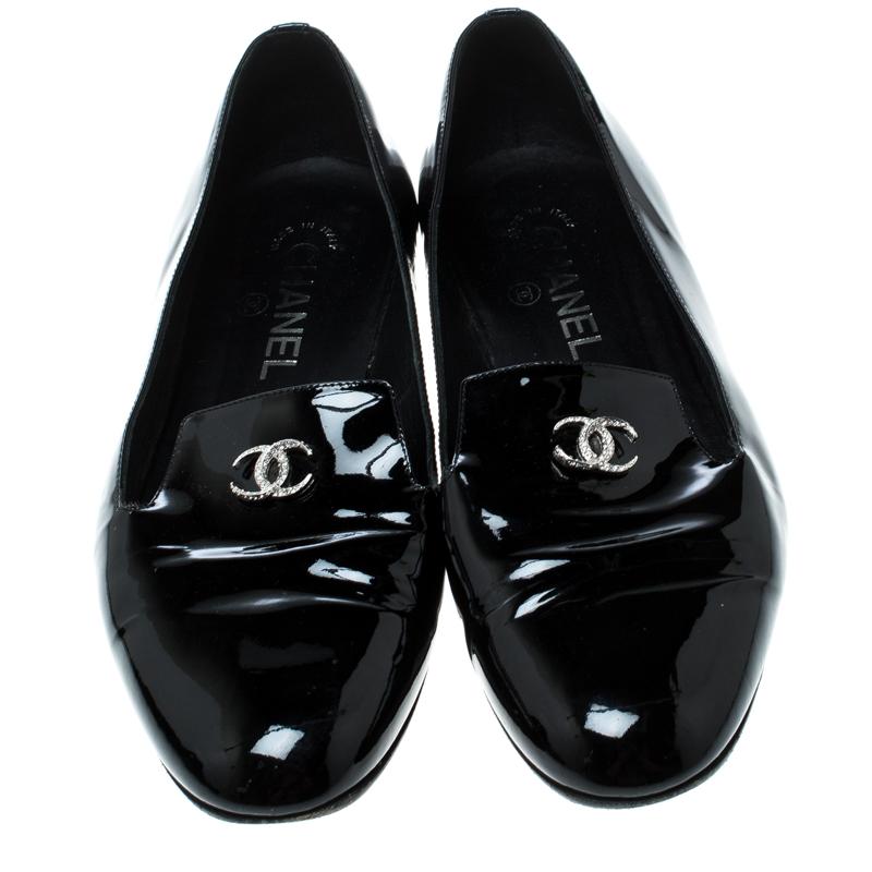 An epitome of comfort and class, these smoking slippers from the house of Coco Chanel are designed to add a touch of sophistication to your style. Embellished with the signature CC logo, these slippers are crafted from patent leather that imparts a