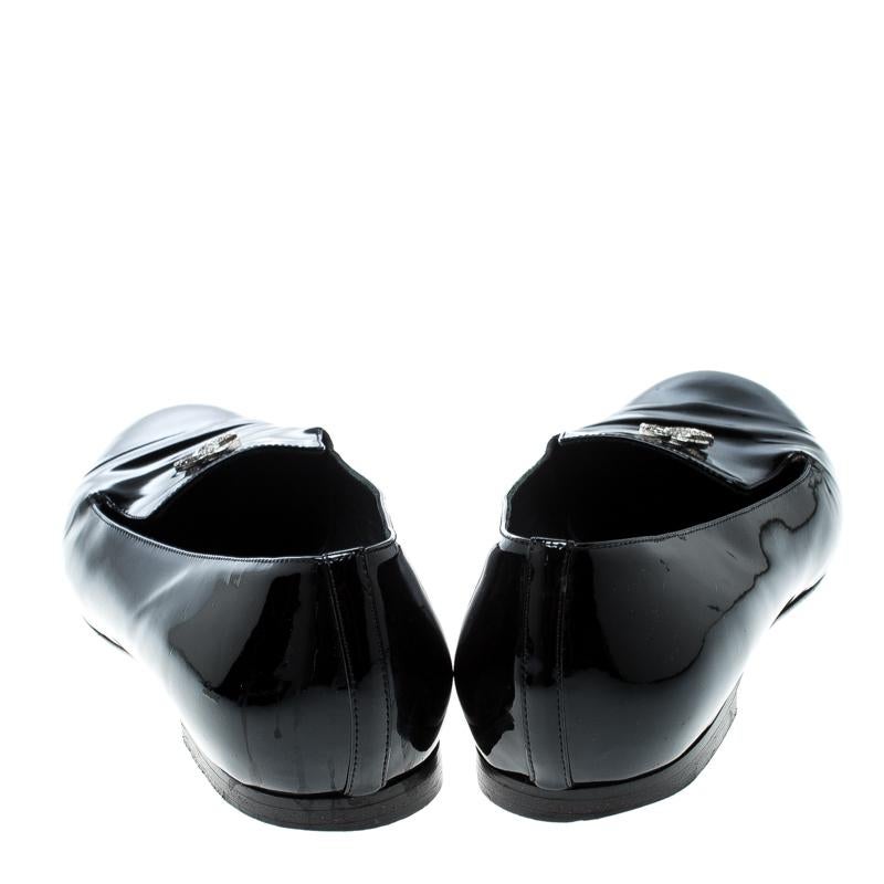 Chanel Black Patent Leather CC Smoking Slippers Size 38 In Good Condition In Dubai, Al Qouz 2