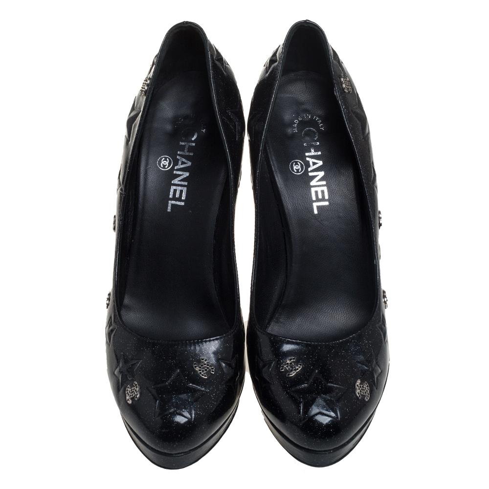 Chic and elegant, these Chanel pumps will gracefully accentuate your outfits. Crafted from black patent leather, these slip-on pumps are designed with almond toes, star and CC logo details on the exterior, 10 cm heels supported by platforms, and