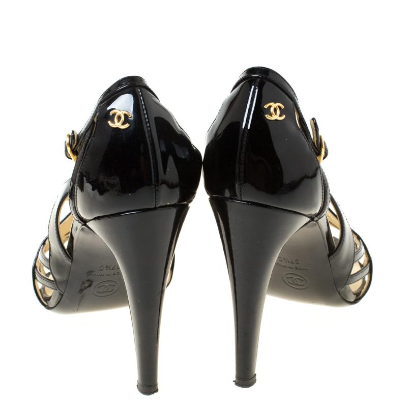 Chanel Black Patent Leather CC Strappy Sandals Size 37.5 In Good Condition In Dubai, Al Qouz 2