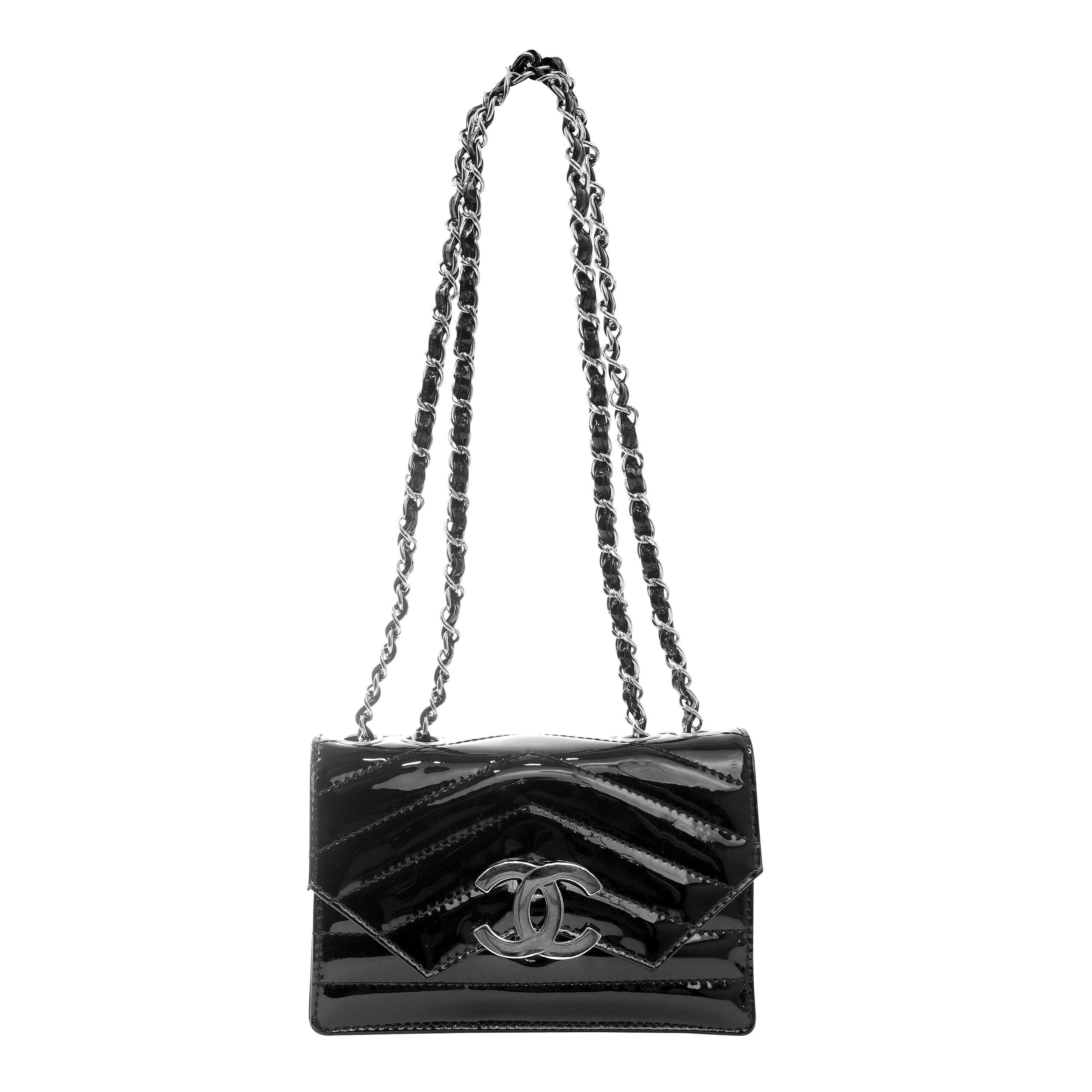 Chanel Black Patent Leather Chevron Mini CC Crossbody with Silver Hardware In Excellent Condition For Sale In Palm Beach, FL