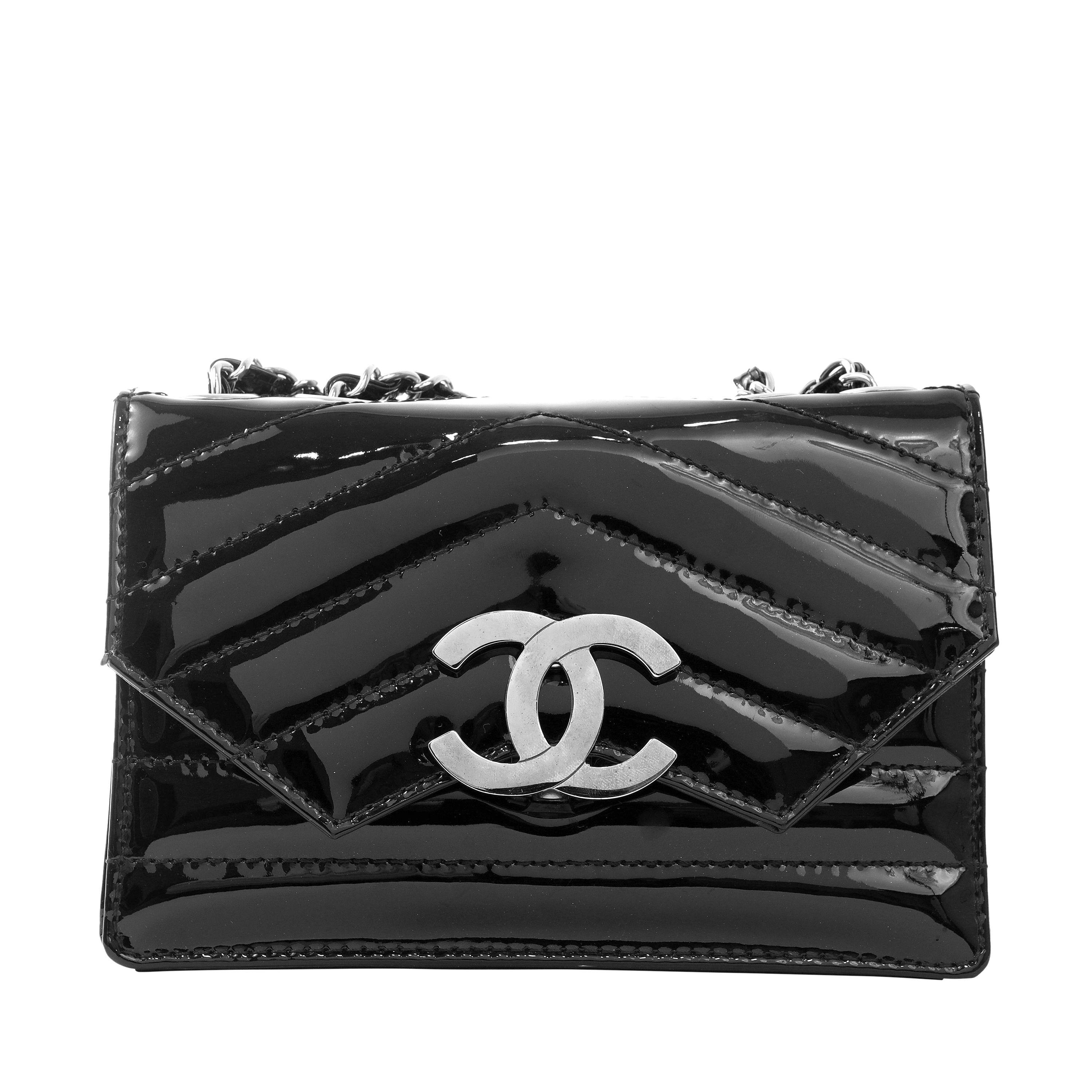 Women's Chanel Black Patent Leather Chevron Mini CC Crossbody with Silver Hardware For Sale