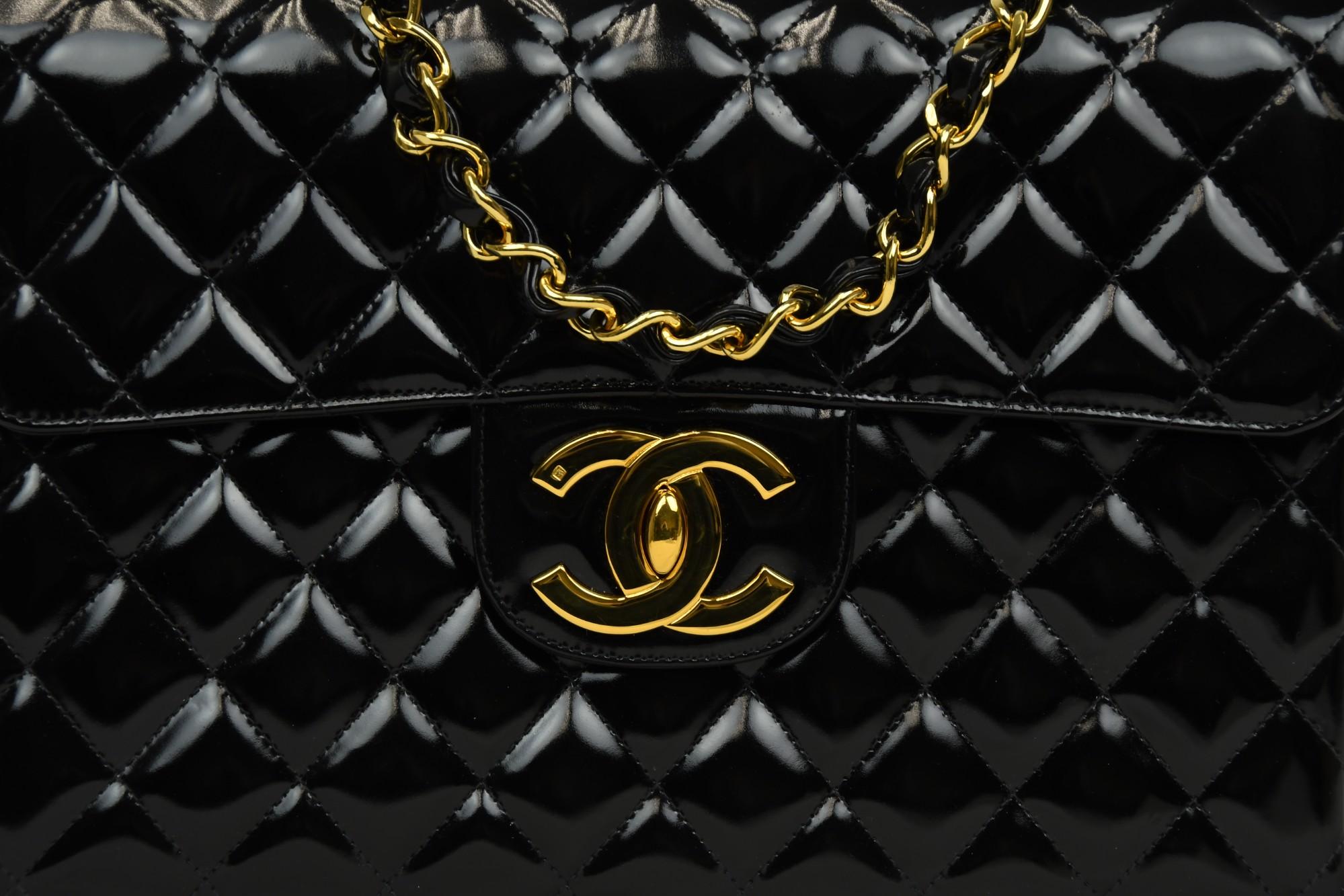 Chanel Schwarzes Lackleder Classic Jumbo Flap Tasche  Goldene Hardware im Zustand „Gut“ im Angebot in West Hartford, CT