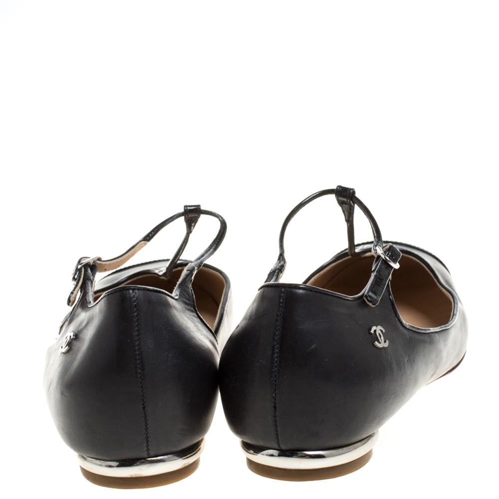 Chanel Black Patent Leather D'orsay CC Cap Toe T Strap Flat Sandals Size 39.5 In Good Condition In Dubai, Al Qouz 2