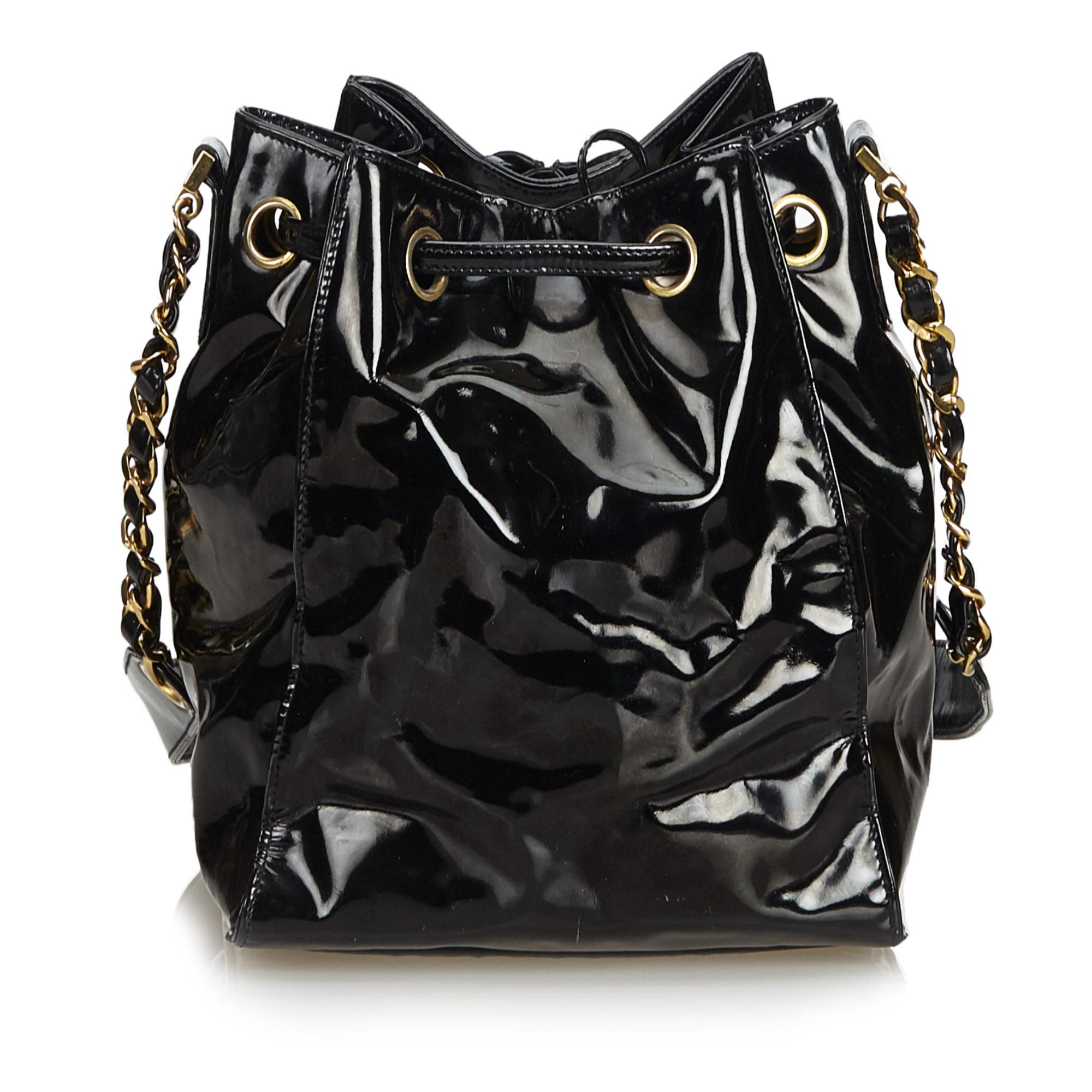 Chanel Black Patent Leather Drawstring Bucket Bag In Good Condition In Orlando, FL