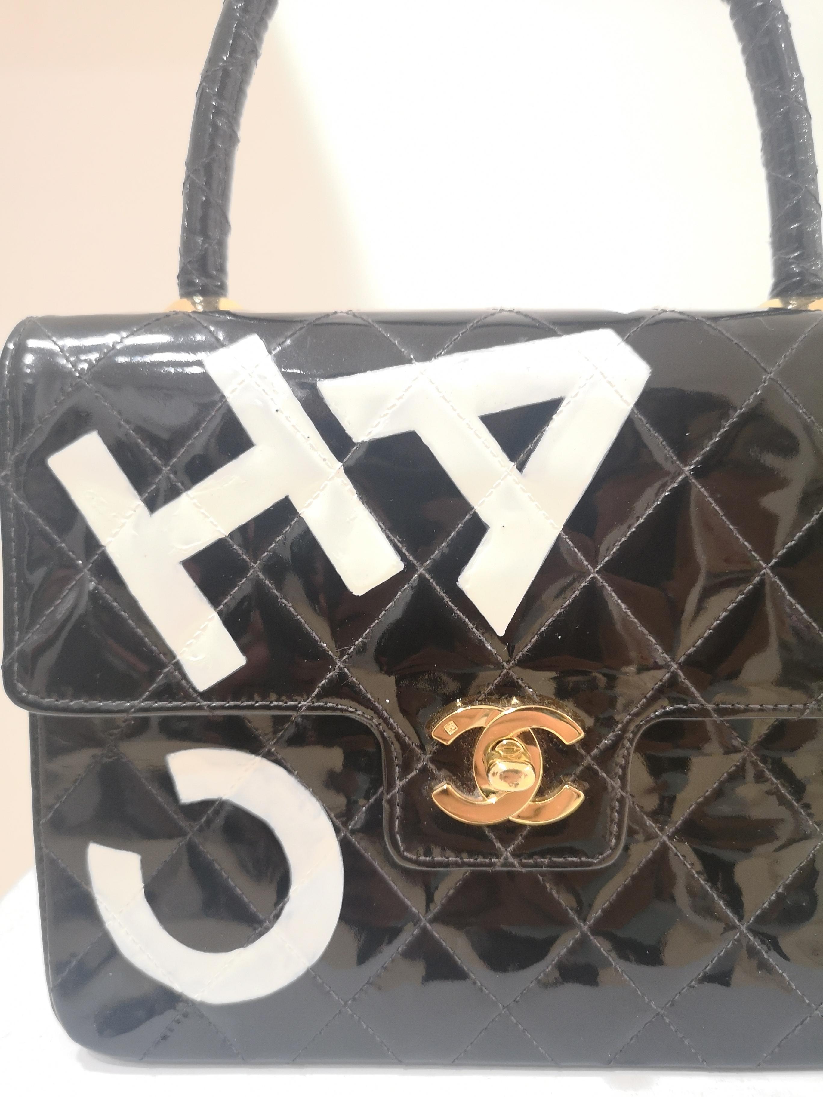 Chanel black patent leather handbag 
Width: 20 cm
Height: 15 cm