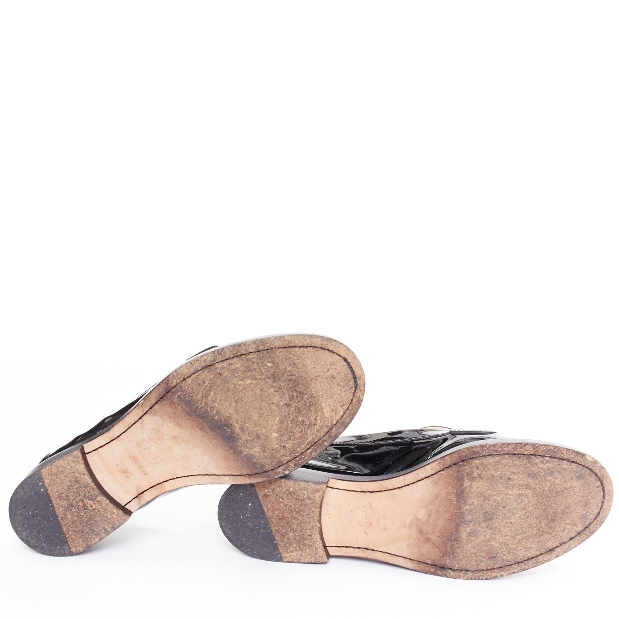 Chanel mocassins en cuir verni noir avec logo CC imbriqué EU36.5 en vente 6