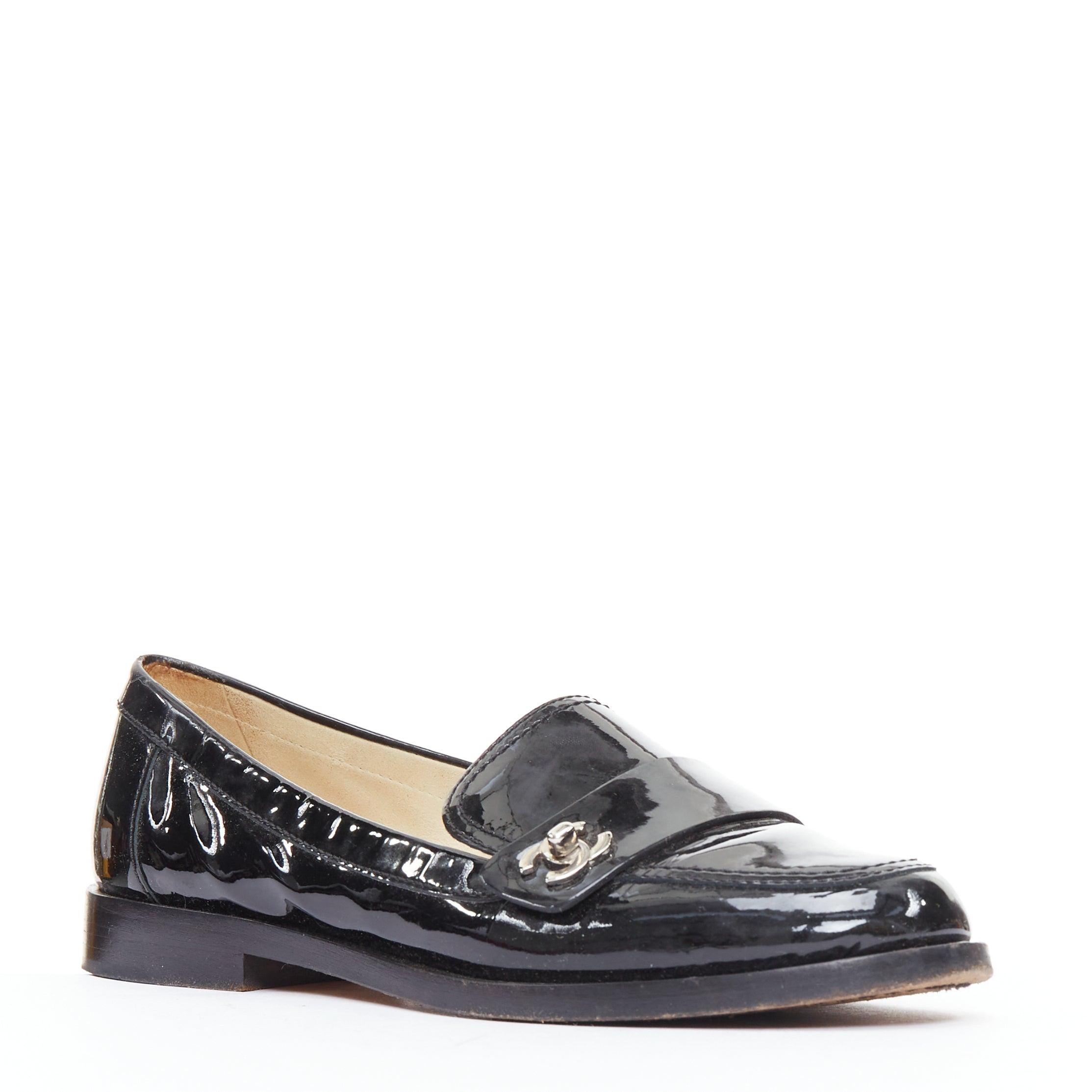 Chanel mocassins en cuir verni noir avec logo CC imbriqué EU36.5
Référence : CNPG/A00130
Marque : Chanel
MATERIAL : Cuir verni
Couleur : noir, argent
Motif : Solide
Fermeture : Slip On
Doublure : Cuir nude
Fabriqué en : Italie

CONDITION :
Condition