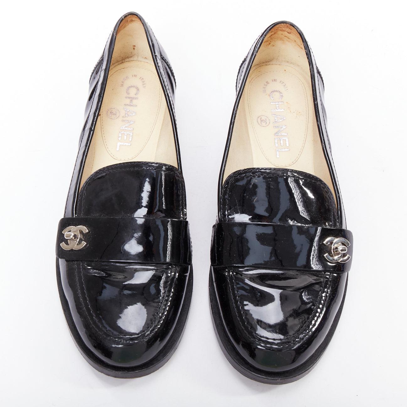 Noir Chanel mocassins en cuir verni noir avec logo CC imbriqué EU36.5 en vente