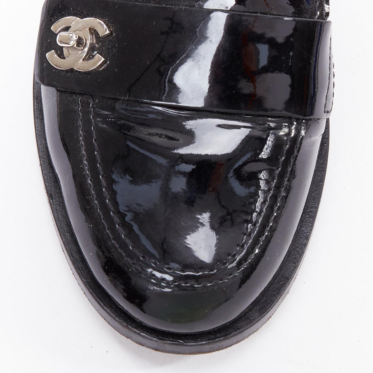 Chanel mocassins en cuir verni noir avec logo CC imbriqué EU36.5 en vente 1