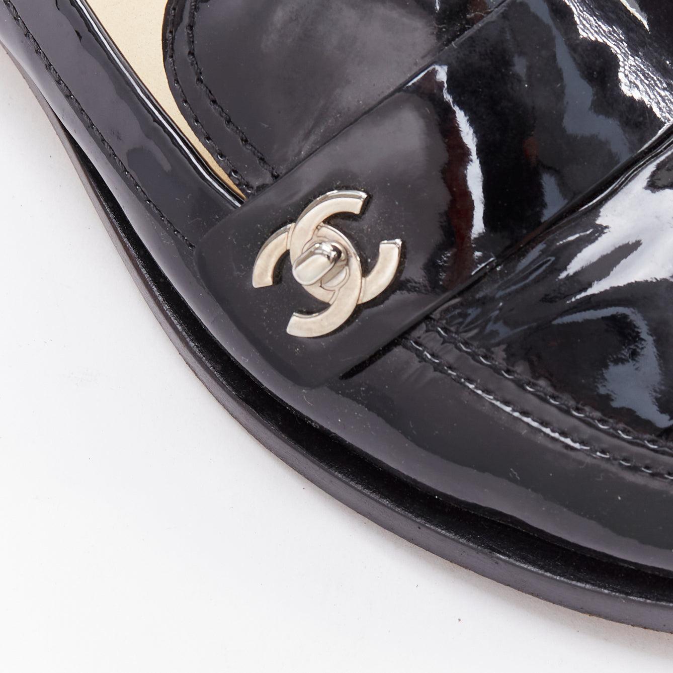 Chanel mocassins en cuir verni noir avec logo CC imbriqué EU36.5 en vente 2