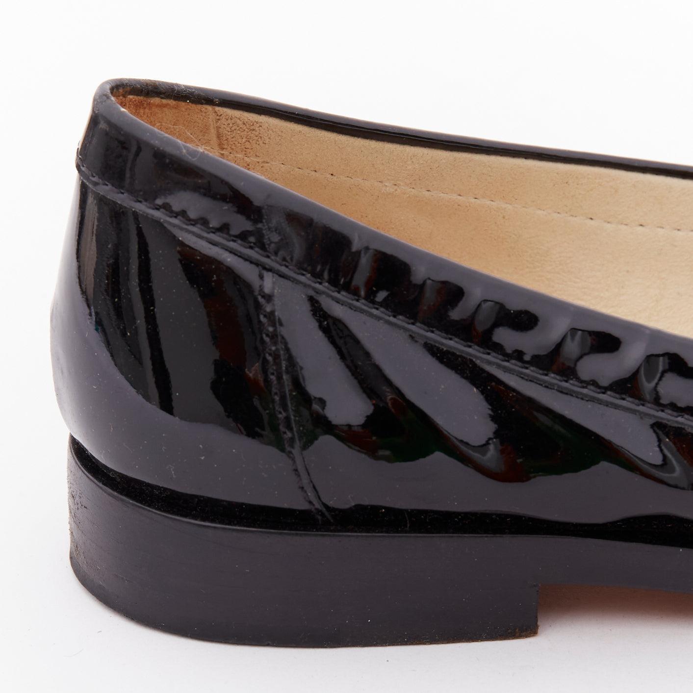 Chanel mocassins en cuir verni noir avec logo CC imbriqué EU36.5 en vente 3