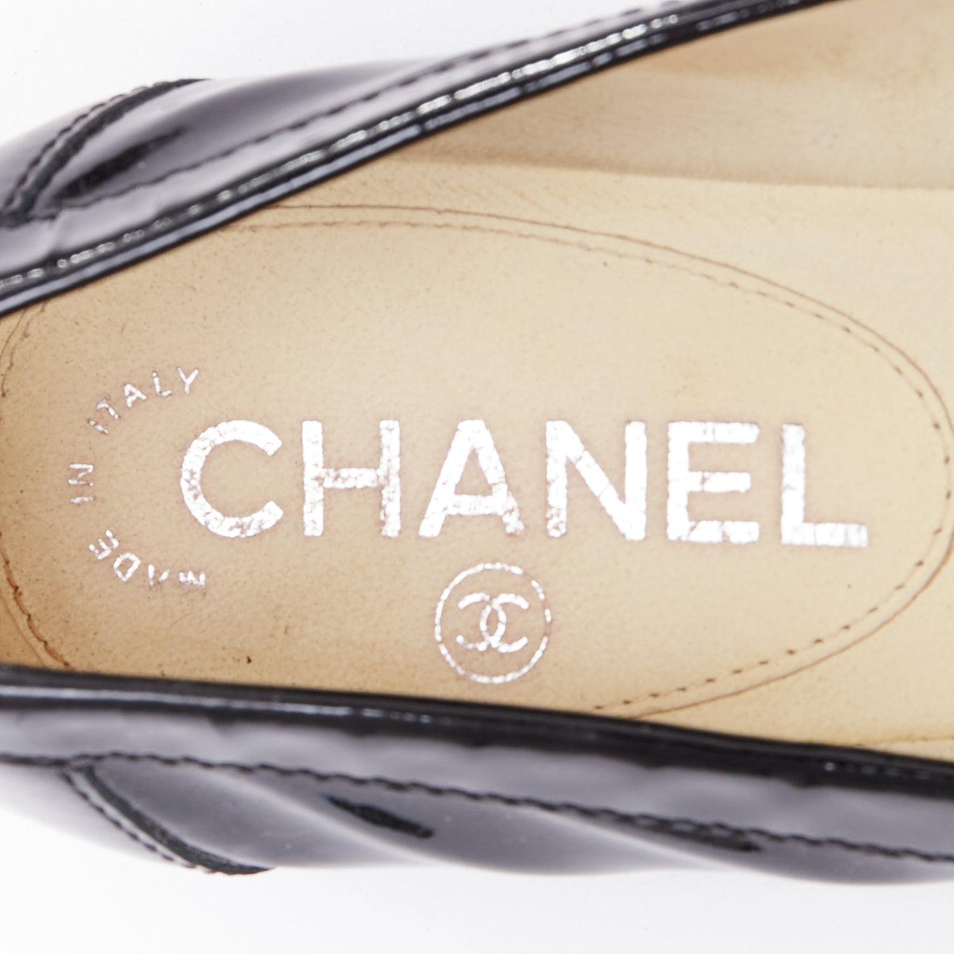 Chanel mocassins en cuir verni noir avec logo CC imbriqué EU36.5 en vente 4