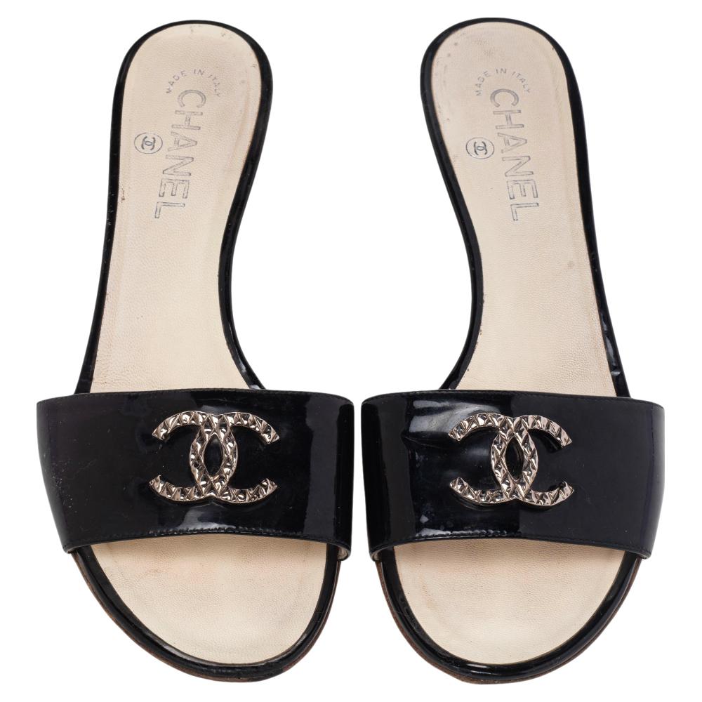These elegant slides from Chanel combine classic style with comfort. They come detailed with the CC logo on the patent leather uppers and are lined with leather on the insoles. Elevated on 6 cm heels, these Chanel slides will lift you beautifully.

