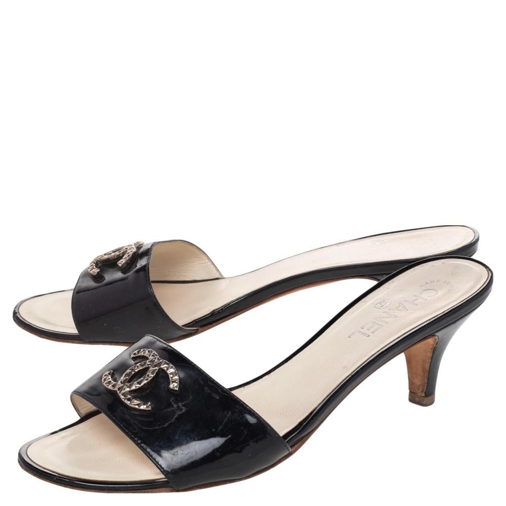 Chanel Black Patent Leather Interlocking CC Logo Slide Sandals Size 39.5 In Good Condition In Dubai, Al Qouz 2