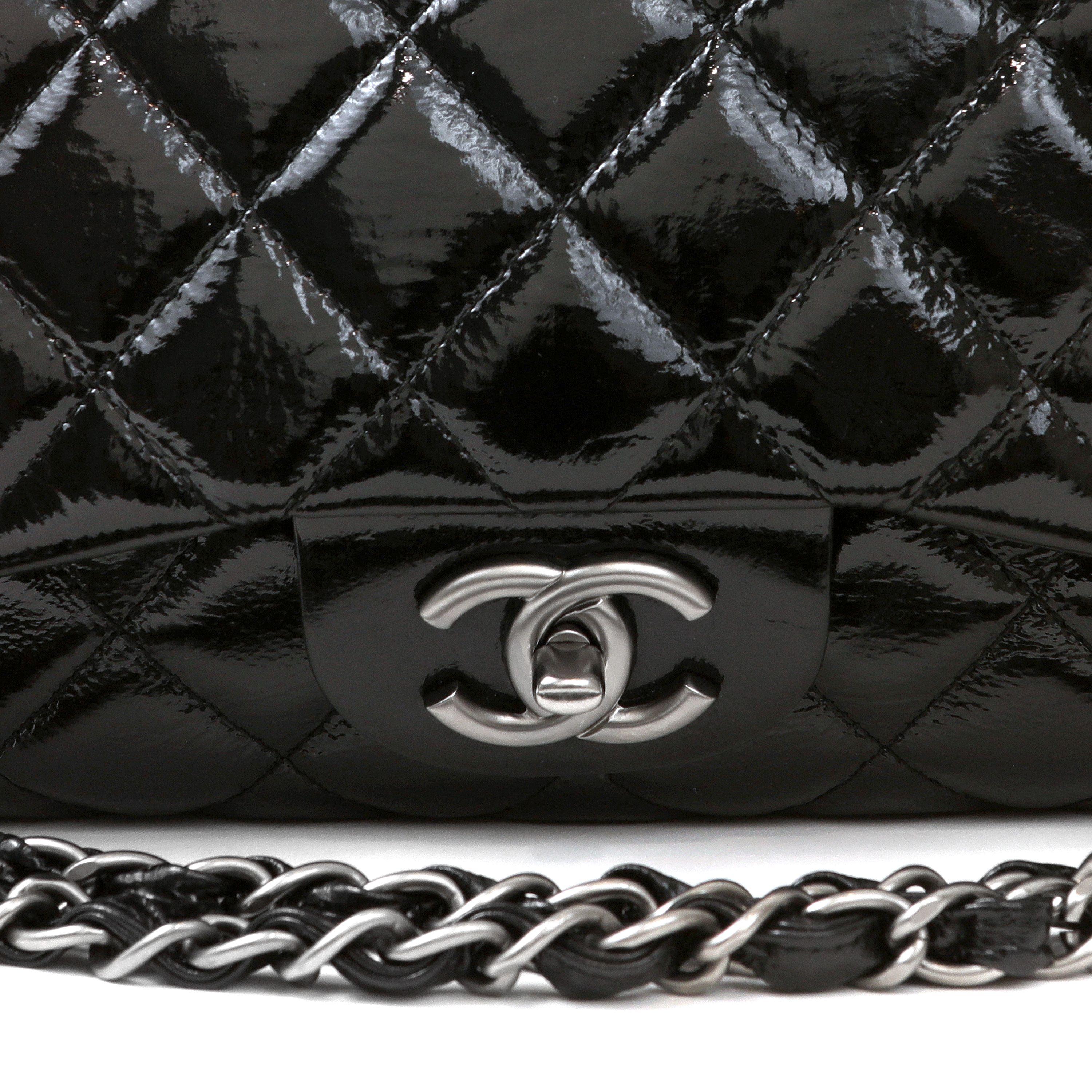 This authentic Chanel Black Patent Leather Jumbo Classic is in pristine condition. A truly timeless piece, the Jumbo Classic is certain to hold its value.

Durable and weather friendly black patent leather is quilted in signature Chanel diamond