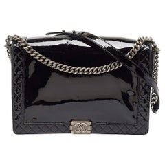 Chanel - Grand sac à rabat Reverso Boy en cuir verni noir