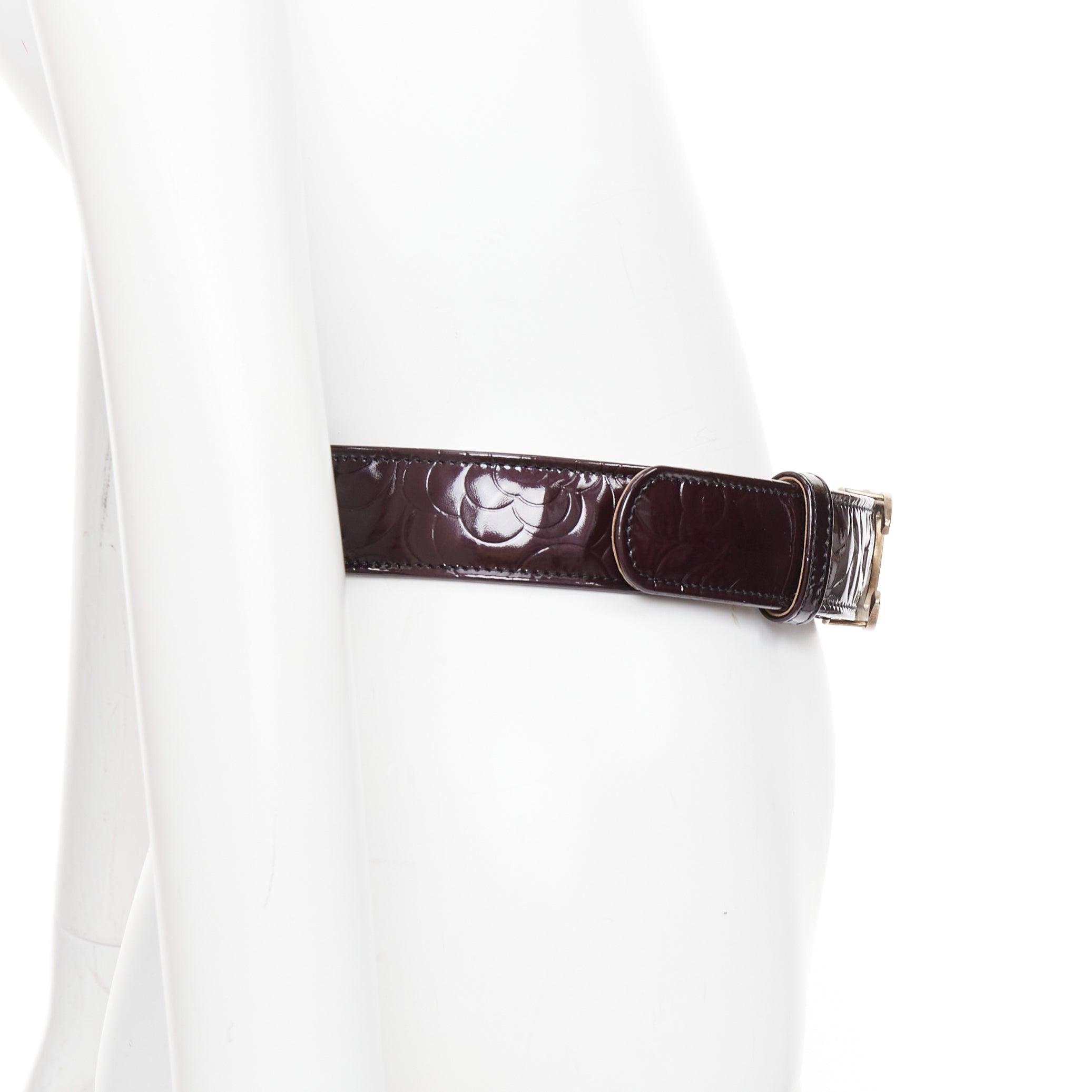 CHANEL cinturón camelia charol negro mate dorado hebilla CC 95cm
Referencia: JHDN/A00081
Marca: Chanel
Diseñador: Karl Lagerfeld
Material: Cuero, metal
Color: Negro, Plata
Patrón: Sólido
Cierre: Cinturón
Detalles adicionales: Motivo de camelia