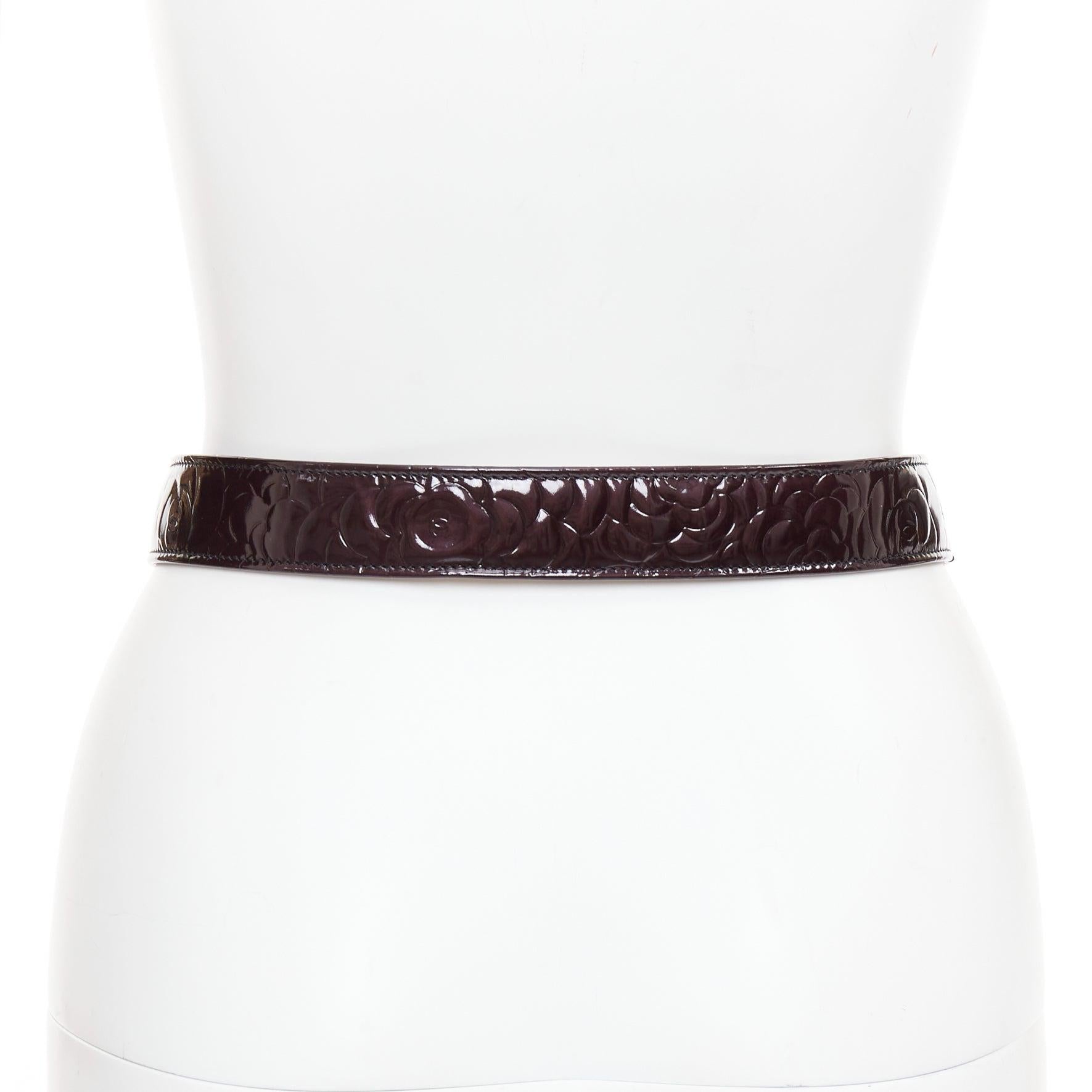 CHANEL cinturón camelia charol negro mate dorado hebilla CC 95cm Negro en venta