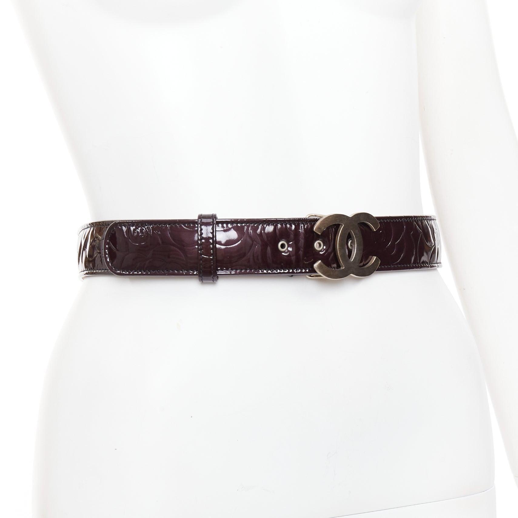 CHANEL cinturón camelia charol negro mate dorado hebilla CC 95cm en venta 2