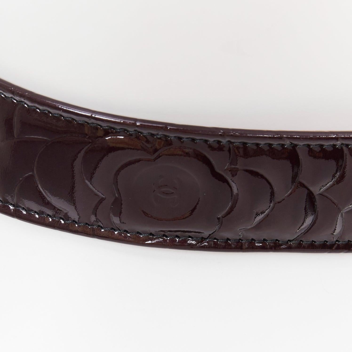 CHANEL cinturón camelia charol negro mate dorado hebilla CC 95cm en venta 3