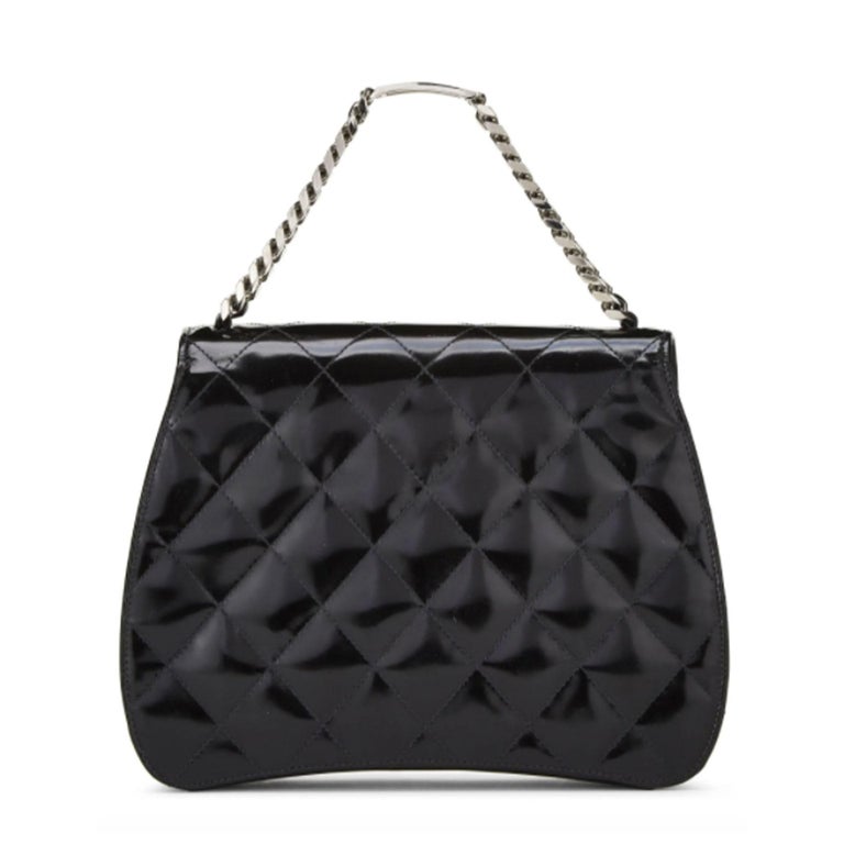 Chanel Borsa a tracolla in pelle verniciata nera con nome e manico