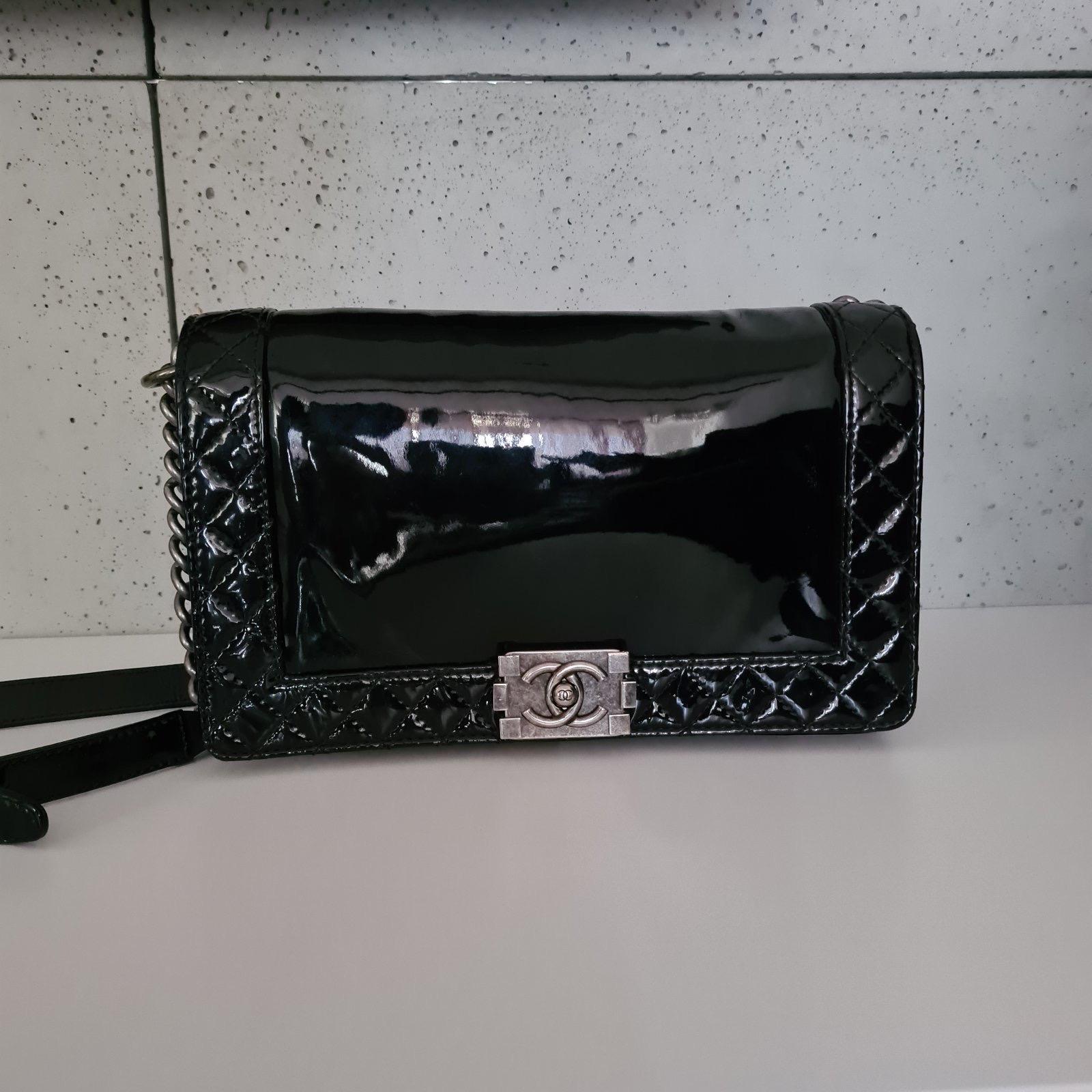This particular bag is the New Medium size of the collection and  features a long antique Ruthenium chain-link strap with a leather pad that can be used as a long strap or looped around as a shoulder bag.

Sz.28*16*9 cm

Very good condition, but on