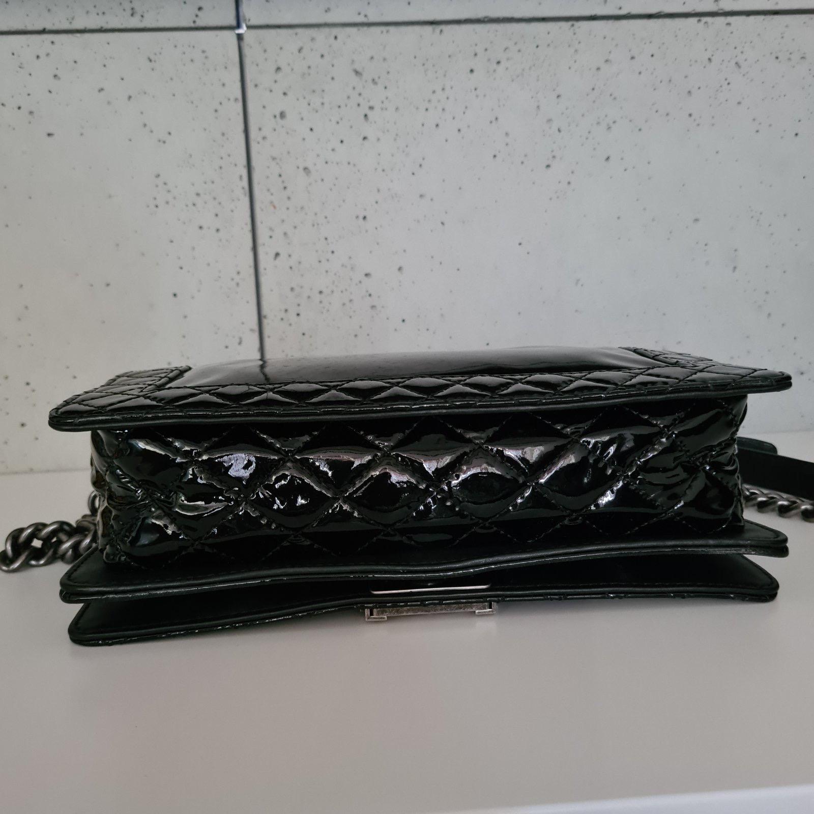 Chanel Black Patent Leather New Medium Boy Bag  In Good Condition In Krakow, PL