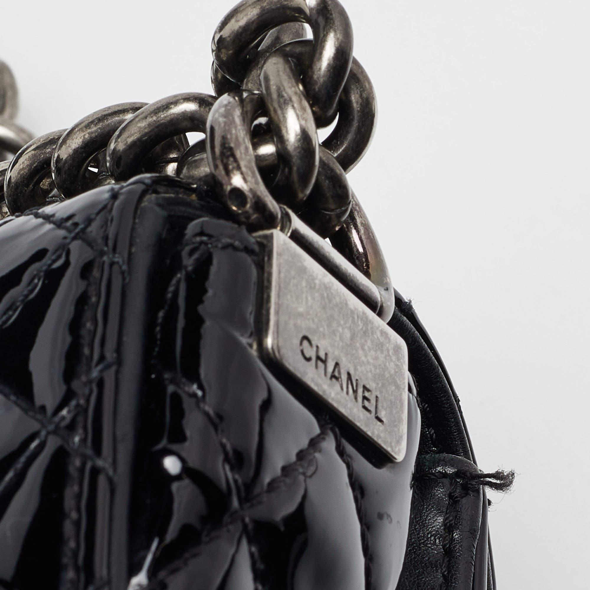 Chanel Black Patent Leather New Medium Reverso Boy Flap Bag For Sale 4