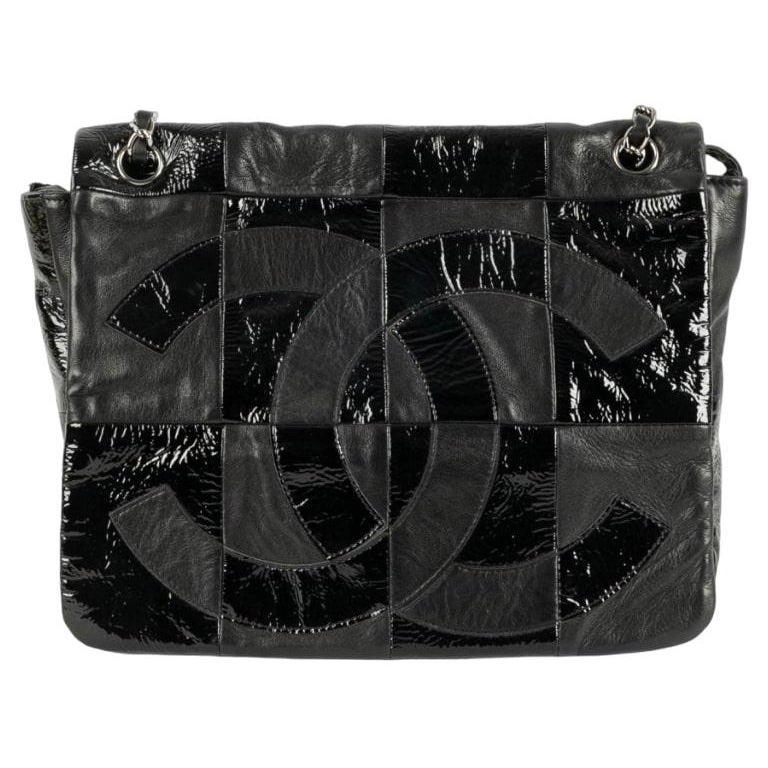 Sac patchwork en cuir verni noir de Chanel, 2006/2007 en vente