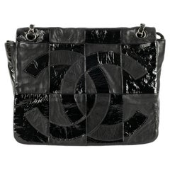 Sac patchwork en cuir verni noir de Chanel, 2006/2007