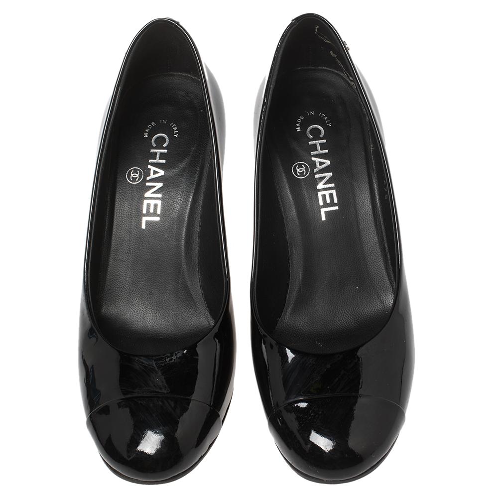 Be in full comfort with these Chanel black pumps. They are made from patent leather and feature round toes, CC logo detailing, and 9 cm heels embellished with faux pearls. They'll look great with dresses as well as suits.

Includes: Original