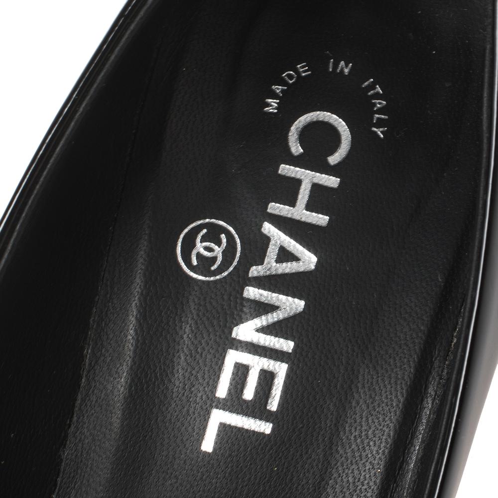 Chanel Black Patent Leather Pearl Embellished Pumps Size 37.5 In Good Condition In Dubai, Al Qouz 2