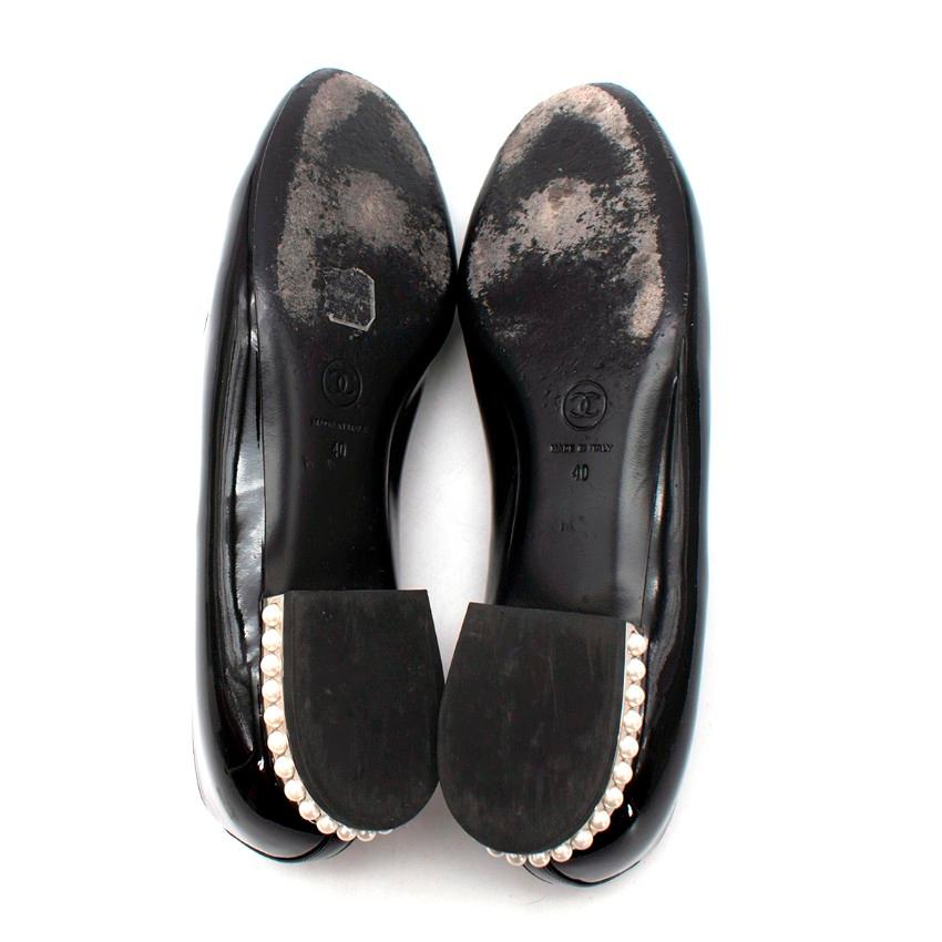 Women's Chanel Black Patent Leather Pearl Heel Loafers - US 9.5 For Sale
