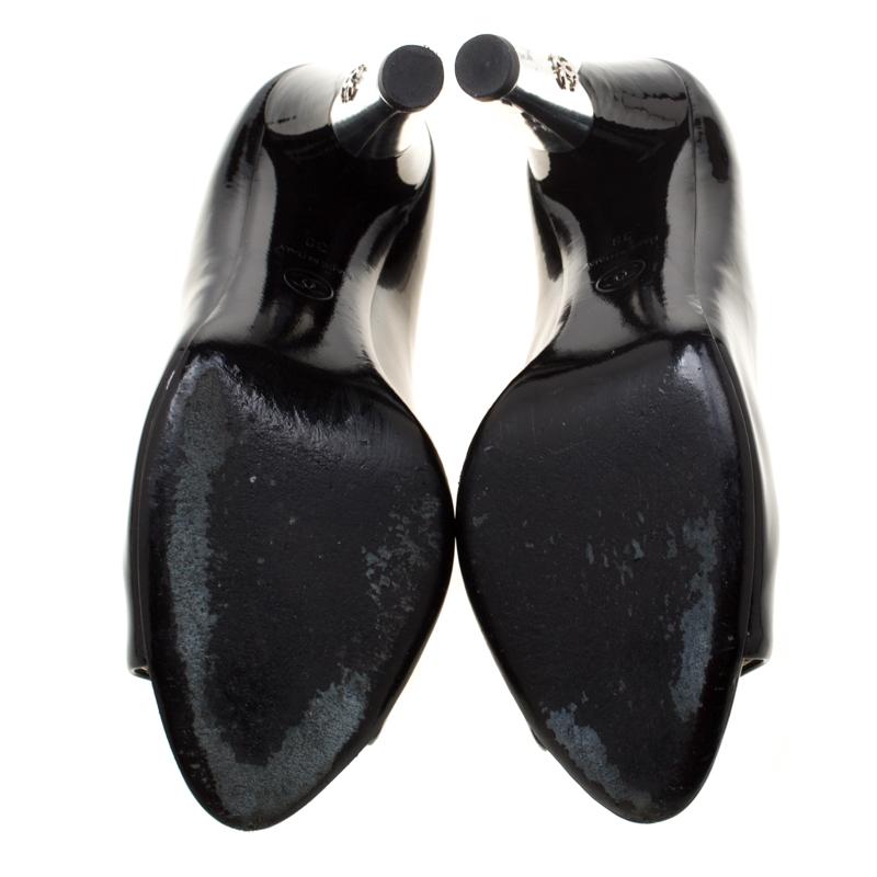 Chanel Black Patent Leather Peep Toe CC Heel Pumps Size 38 In Good Condition In Dubai, Al Qouz 2