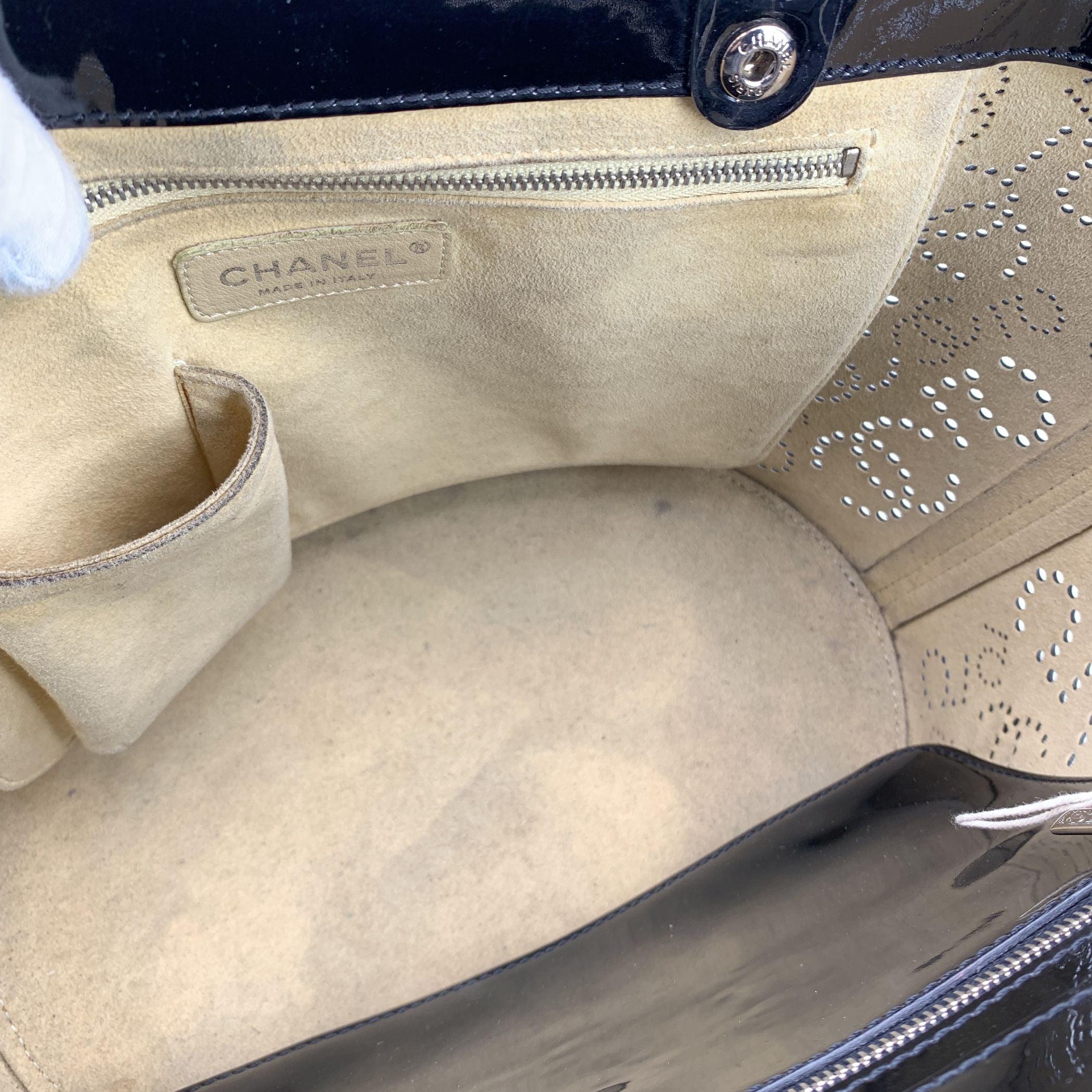 Chanel Black Patent Leather Perforated No. 5 CC Logos Tote Bag For Sale 1