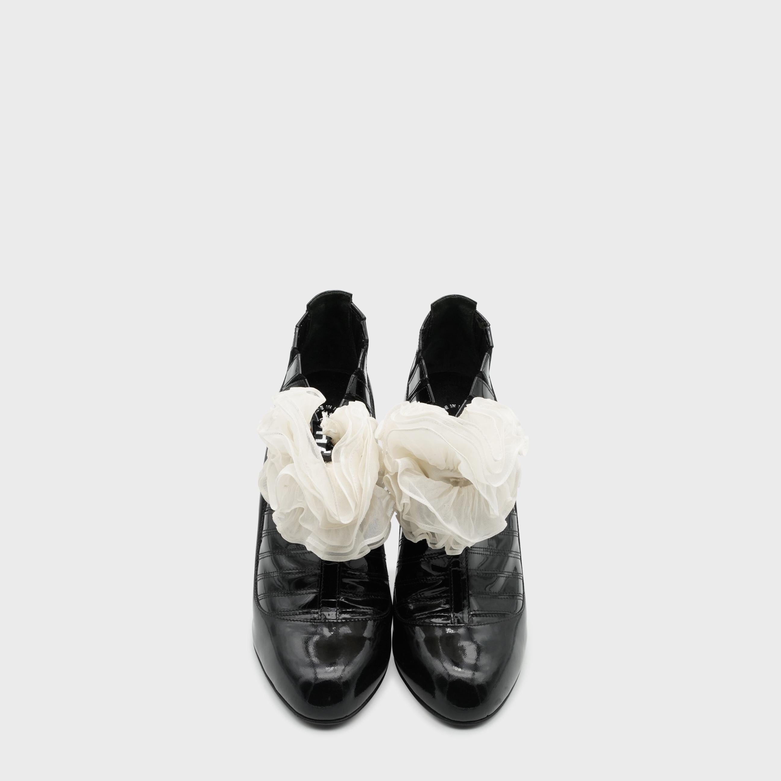 Noir Escarpins en cuir verni noir et camélias blancs de Chanel, Métiers d'Art 2018. en vente