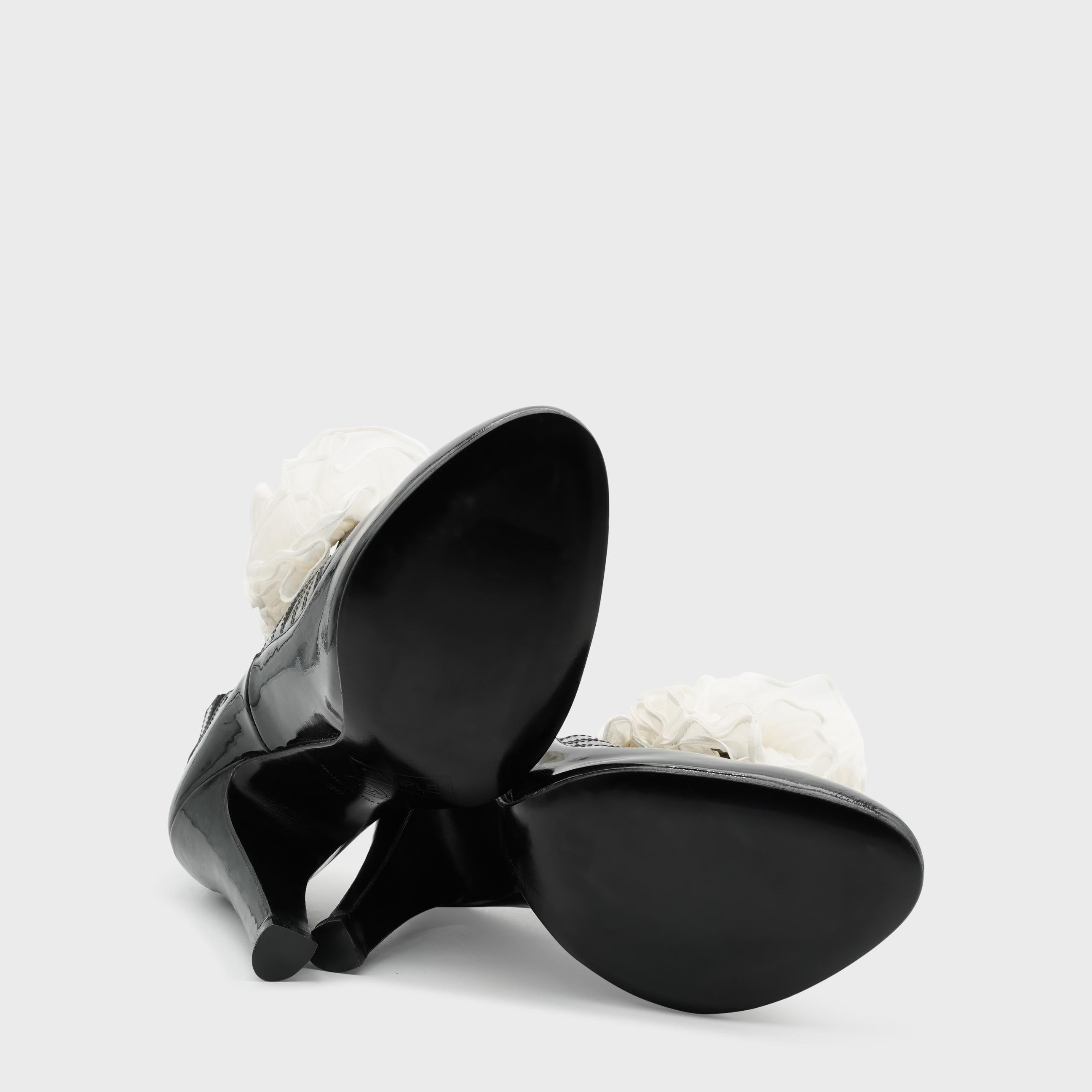 Escarpins en cuir verni noir et camélias blancs de Chanel, Métiers d'Art 2018. en vente 1