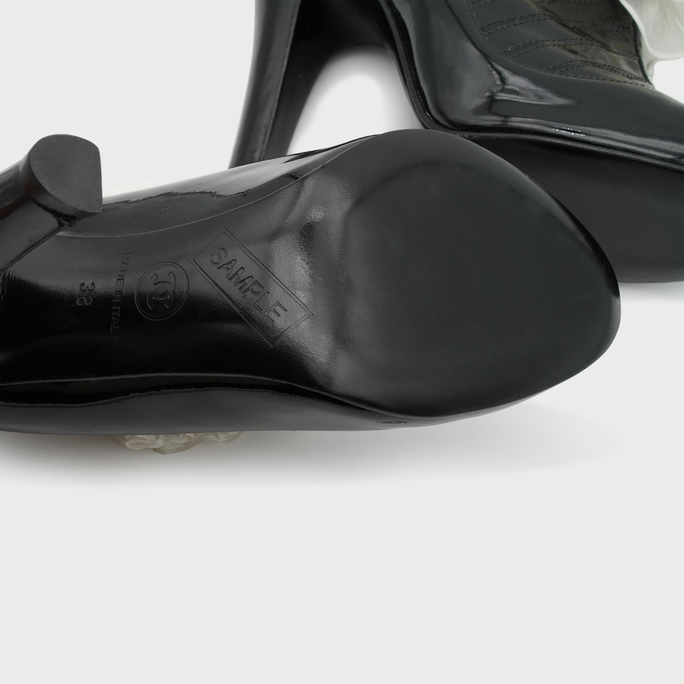 Escarpins en cuir verni noir et camélias blancs de Chanel, Métiers d'Art 2018. en vente 2