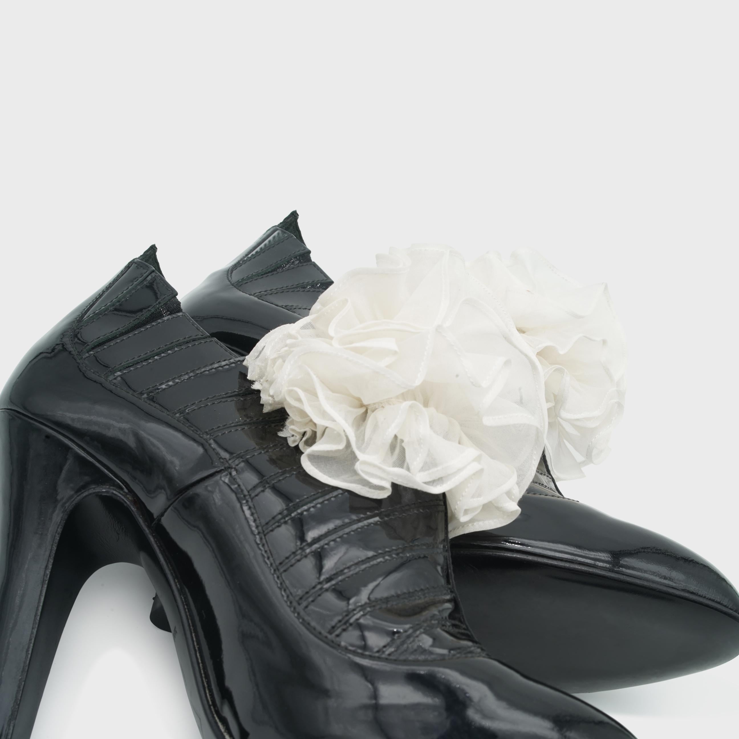 Escarpins en cuir verni noir et camélias blancs de Chanel, Métiers d'Art 2018. en vente 3