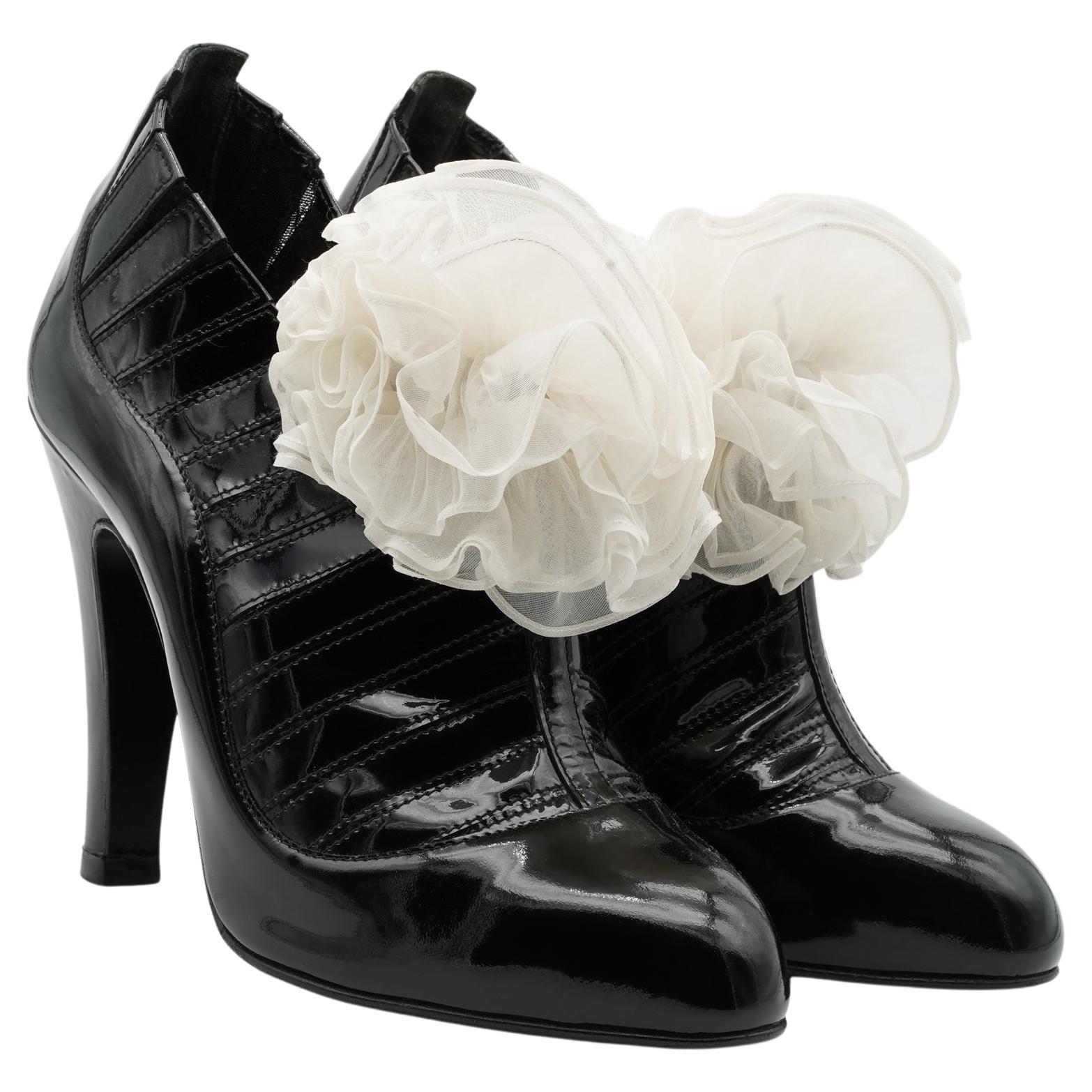 Escarpins en cuir verni noir et camélias blancs de Chanel, Métiers d
Art 2018. en vente