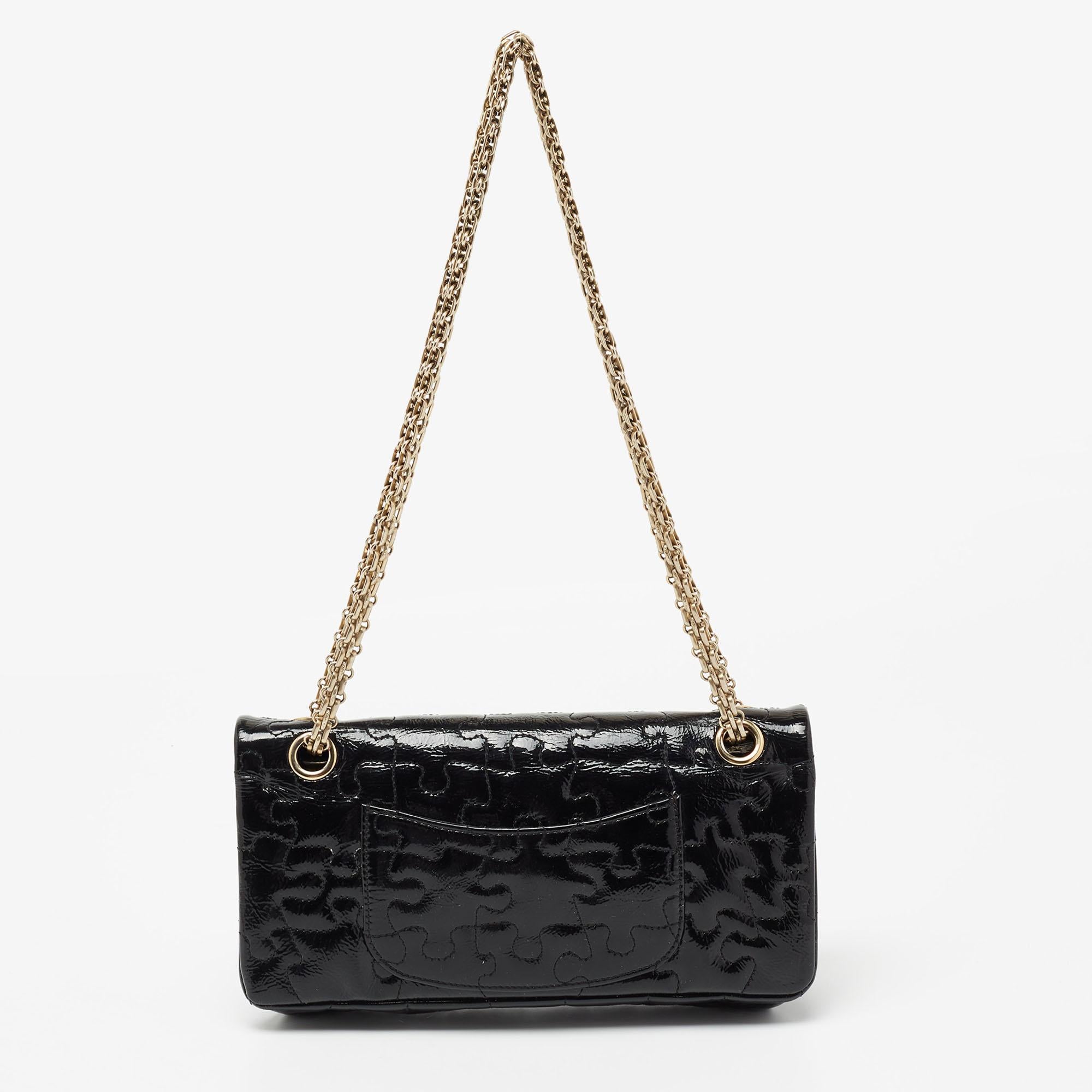Imbued with traditional details, the Reissue 2.55 bag from Chanel is iconic and one of the most admired collections of the brand. The chain shoulder strap of this bag will offer you an easy carrying experience. Made from patent leather with a