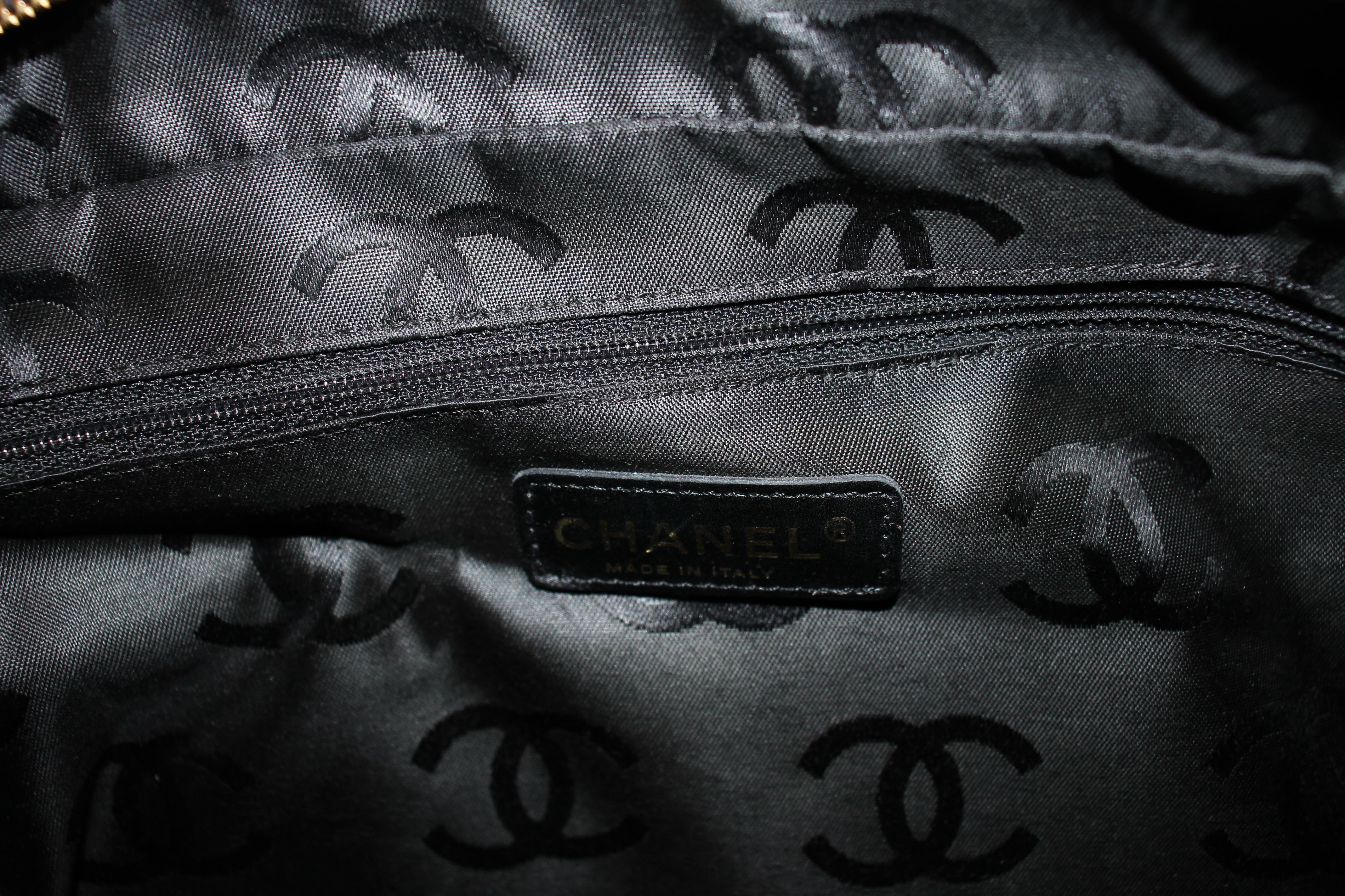 Chanel Black Patent Leather Quilted CC Logo Handbag For Sale 9